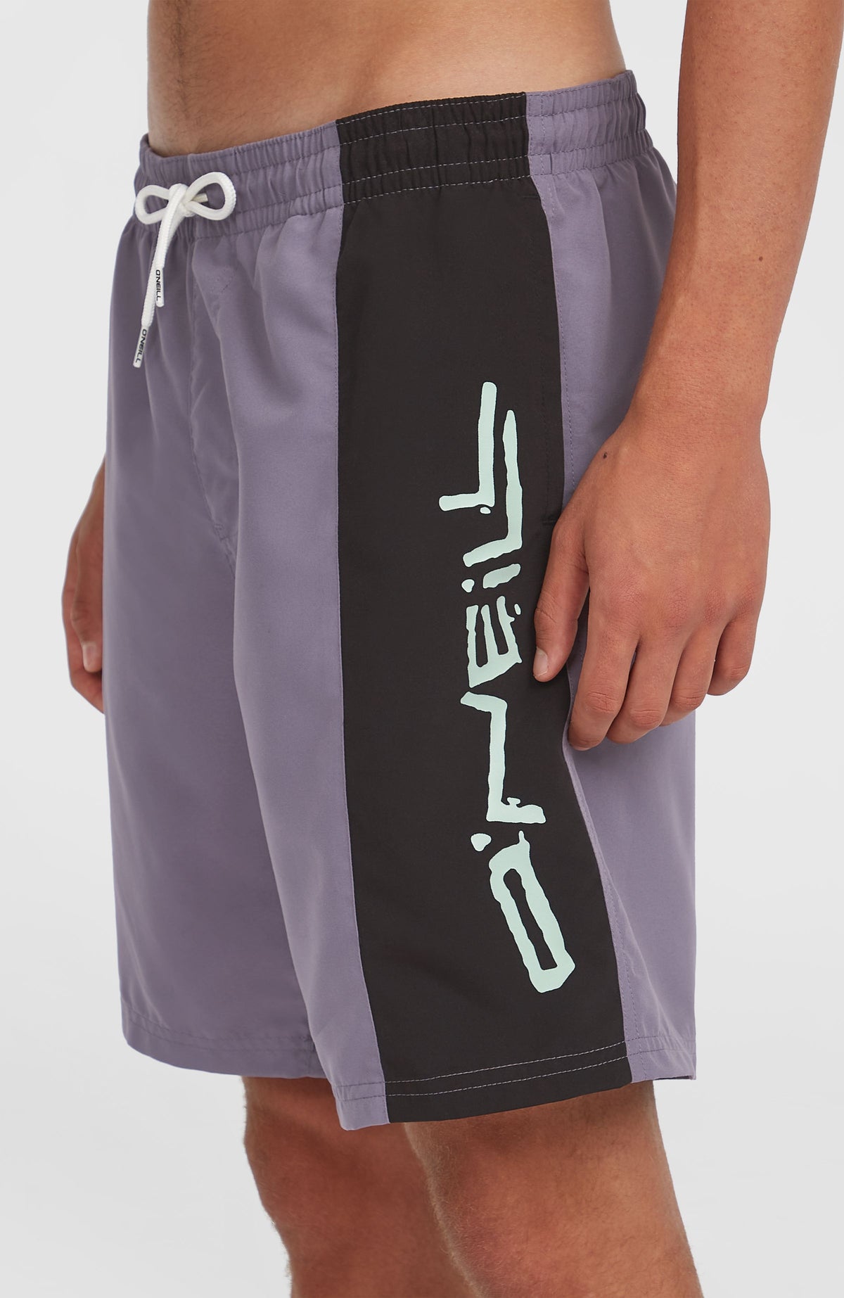 Retro 19'' Badehose für Herren, lila mit Logo-Print in Mintgrün, Nahaufnahme des seitlichen Logo-Prints