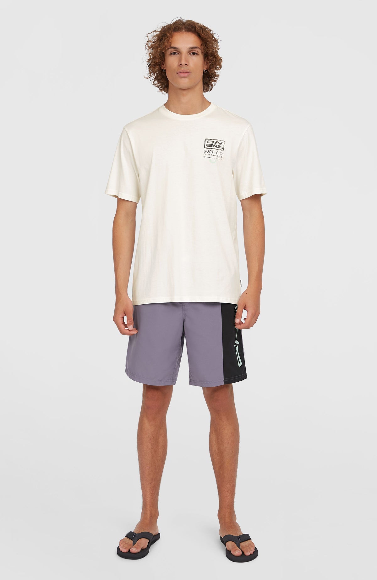 Retro 19'' Badehose für Herren, lila mit Logo-Print in Mintgrün, Ganzkörperansicht von vorne am Model