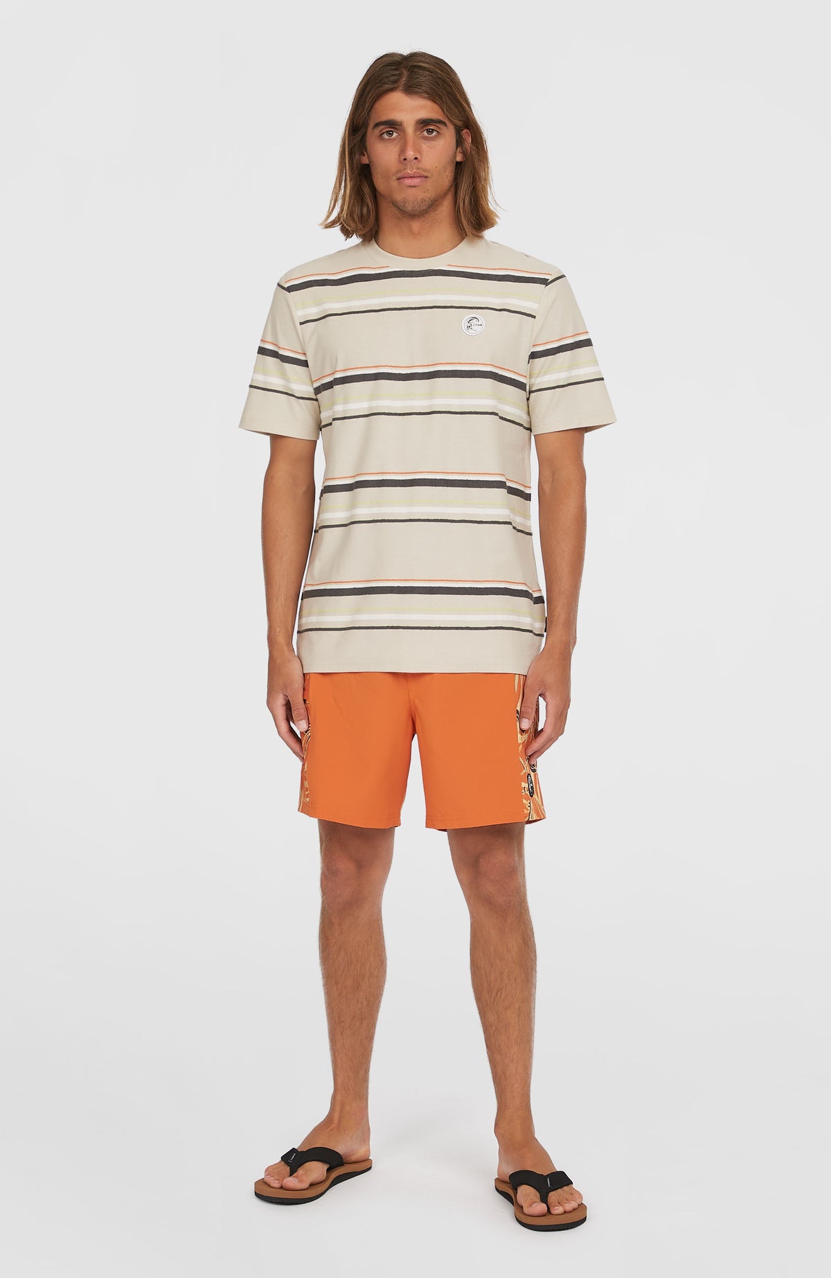 O'Riginals Side Panel 16'' Badehose für Herren, orange mit Grafikmuster in Beige, Ganzkörperansicht am Model von vorne