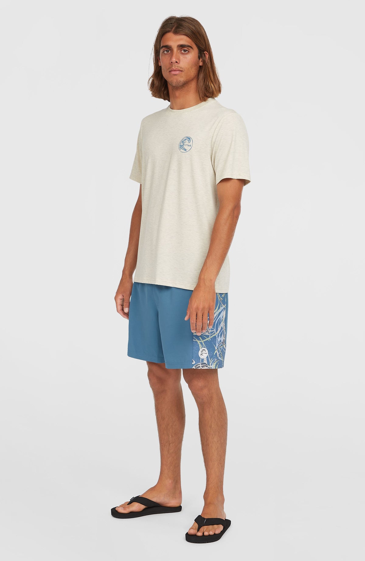 O'Riginals Side Panel 16'' Badehose für Herren, blau mit Grafikmuster in Weiß, Ganzkörperansicht am Model