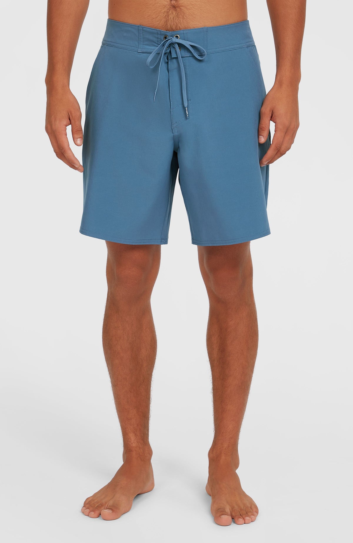 O'Neill Solid 17'' Boardshorts für Herren, blau, Vorderansicht am Model mit Kordelzugverschluss am Bund