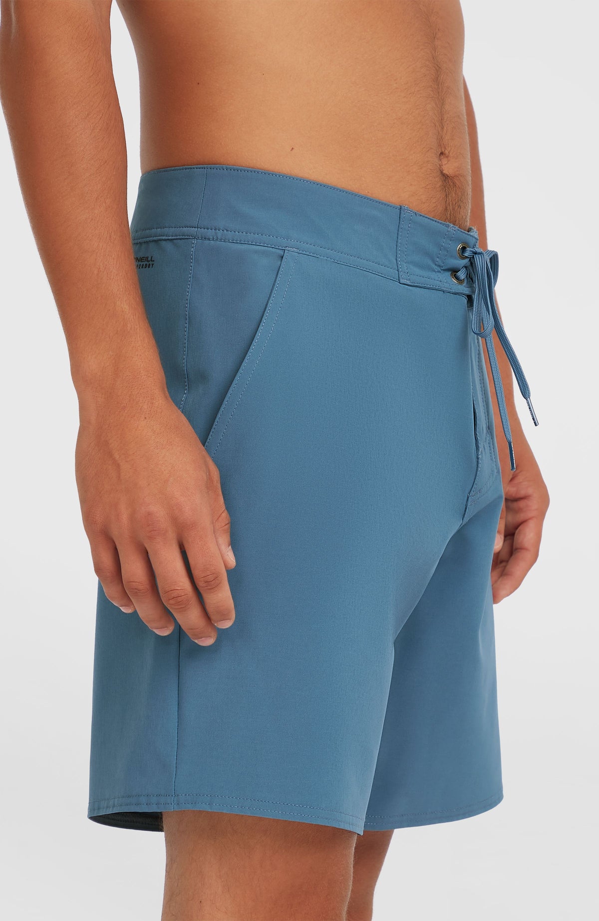 Solid 17'' Boardshorts für Herren, blau, Nahaufnahme der seitlichen Eingrifftasche am Model