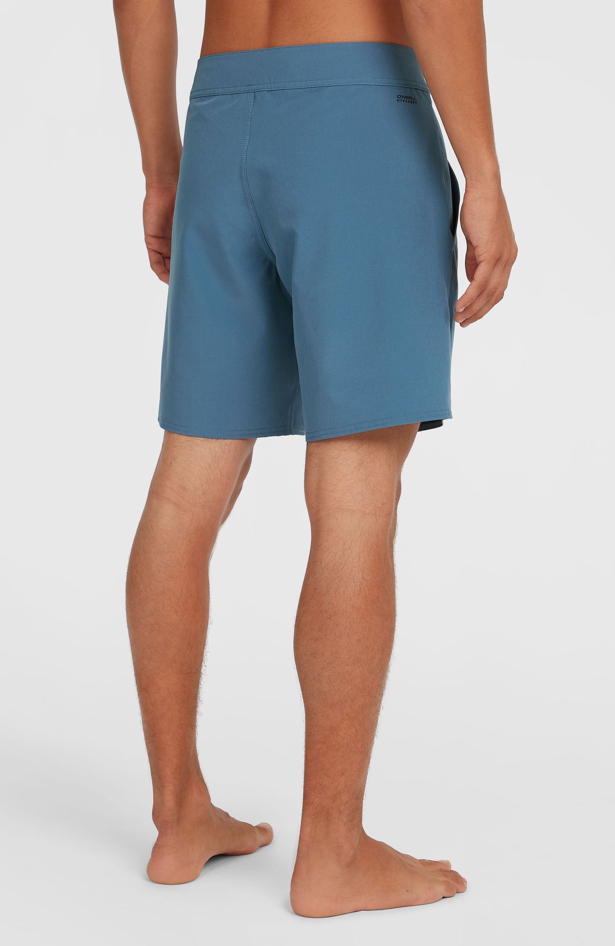 Solid 17'' Boardshorts für Herren, blau, Rückansicht am Model im Dreiviertelprofil