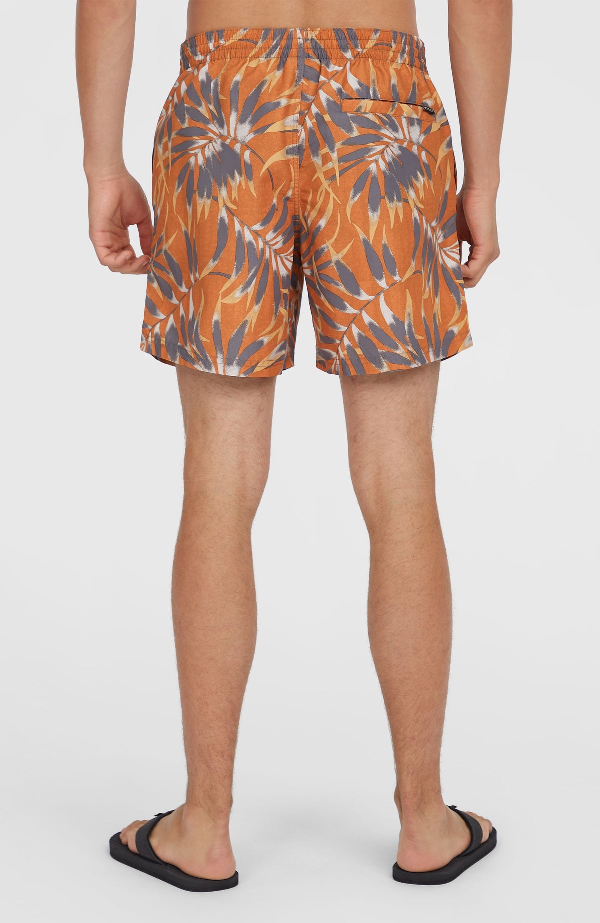 Cali Floral 16'' Badehose für Herren, orange mit Blättermuster in Grau, Rückansicht am Model mit Gesäßtasche