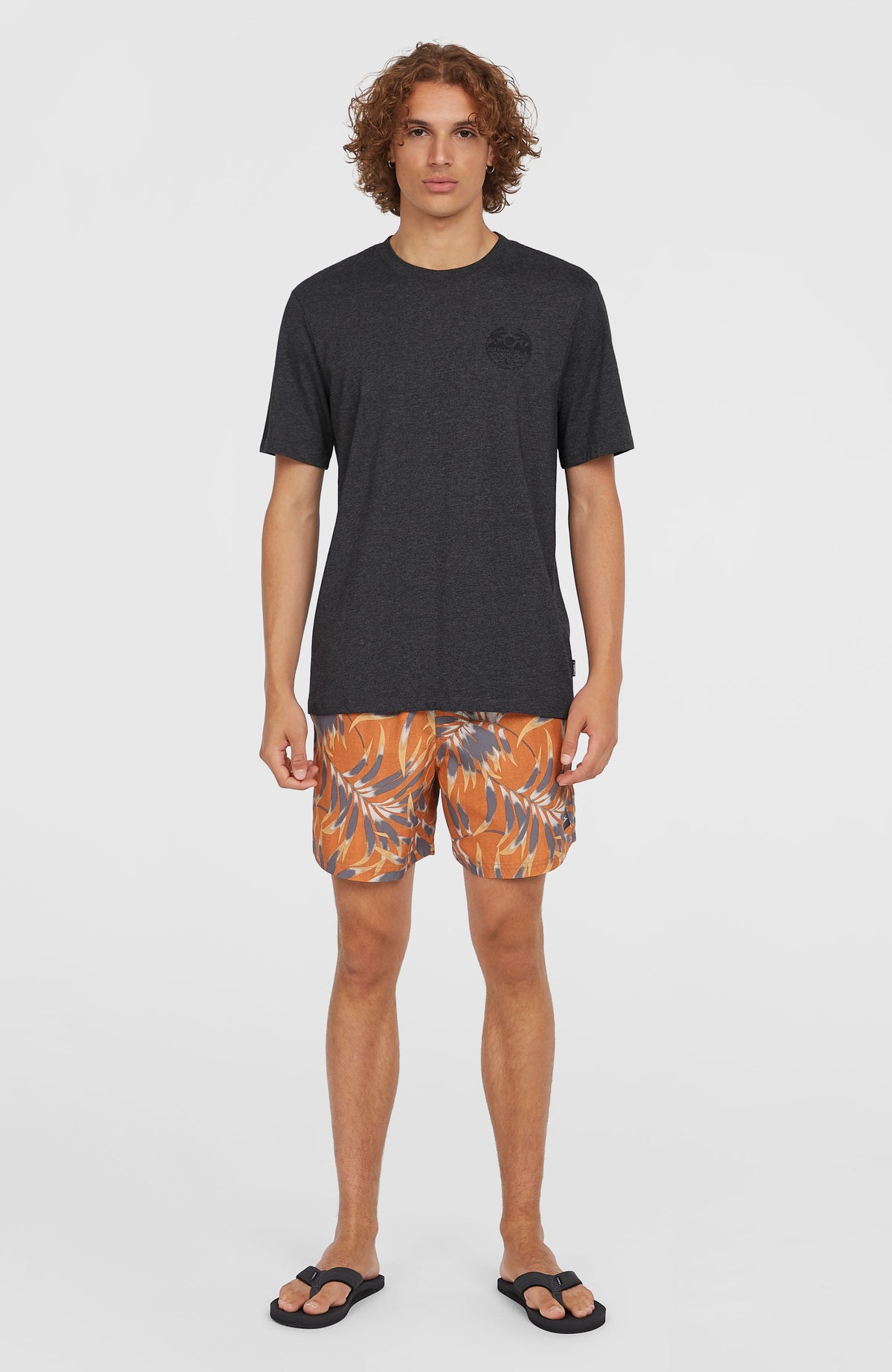 Cali Floral 16'' Badehose für Herren, orange mit Blättermuster in Grau, Ganzkörperansicht am Model von vorne
