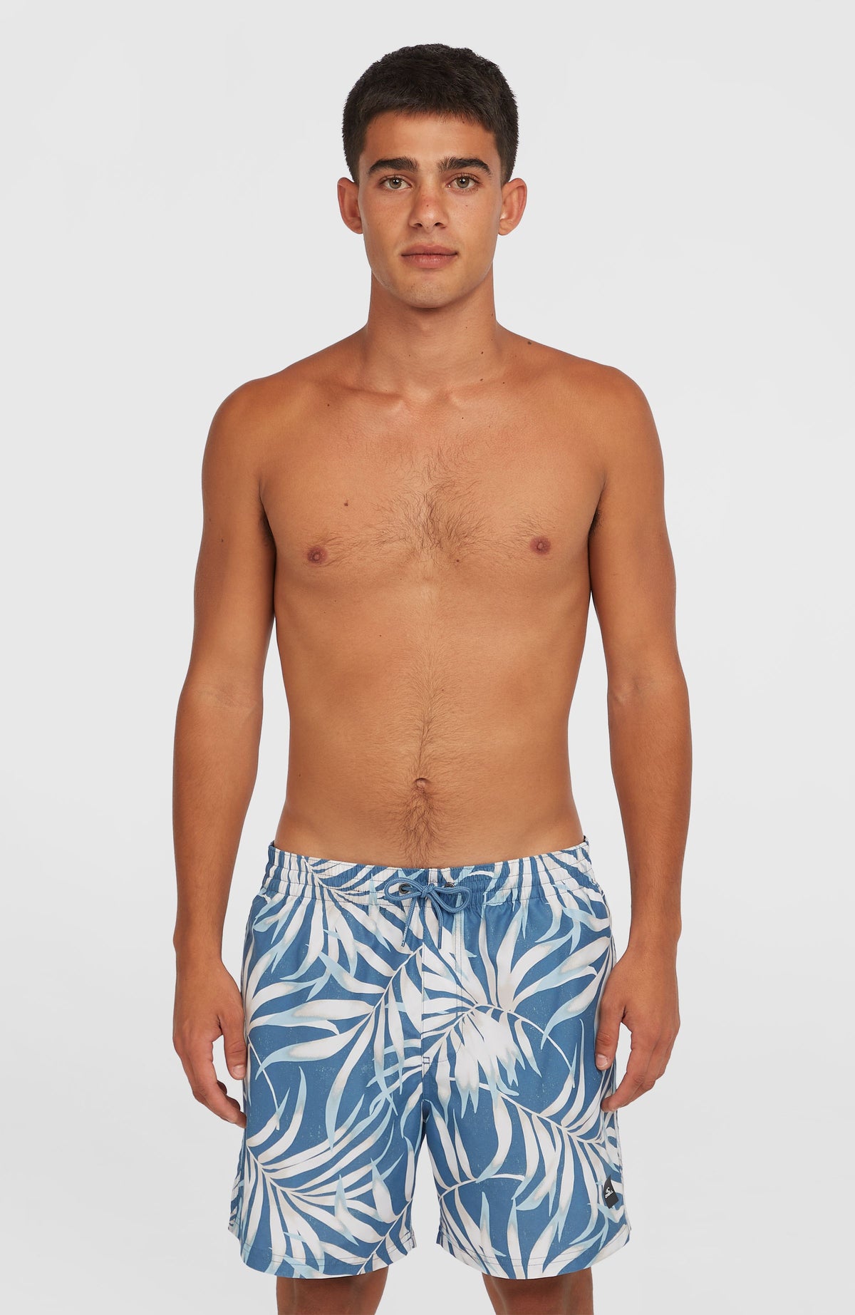 O'Neill Cali Floral 16'' Badehose für Herren, blau mit Blättermuster in Weiß, Vorderansicht getragen am Model