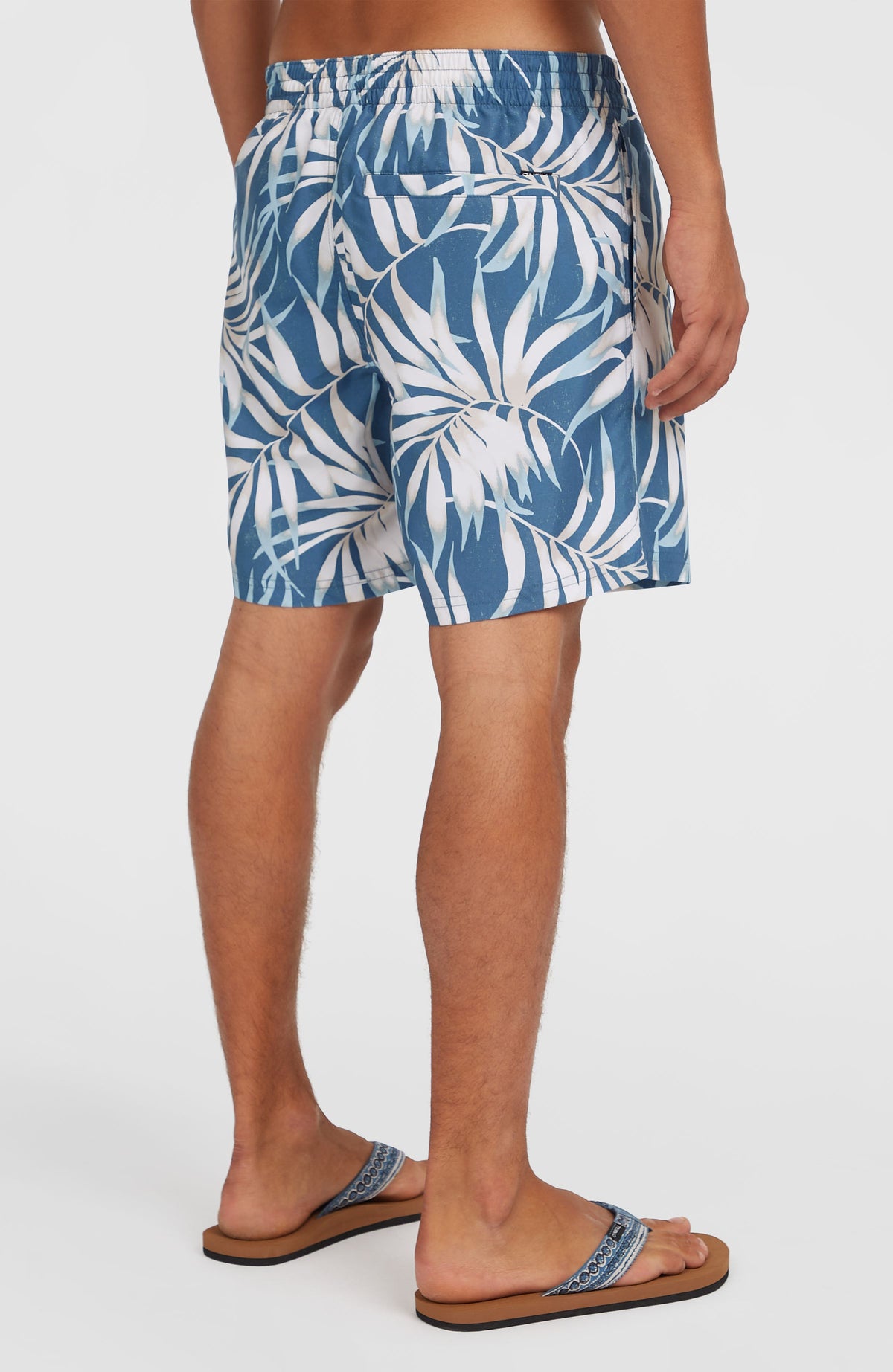 Cali Floral 16'' Badehose für Herren, blau mit Blättermuster in Weiß, Rückansicht am Model mit Gesäßtasche