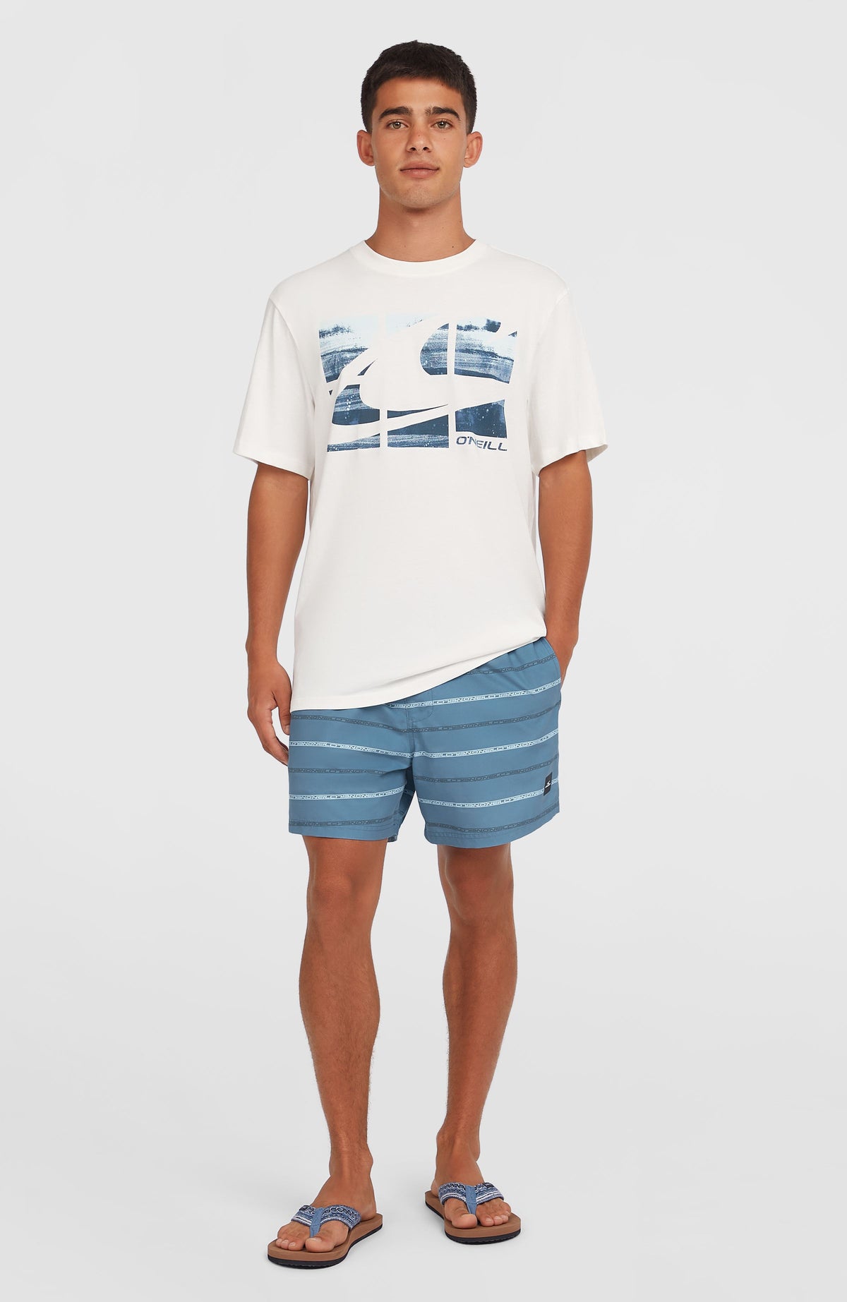 Cali First 15'' Badehose für Herren, blau mit Streifenmuster in Weiß, Ganzkörperansicht am Model