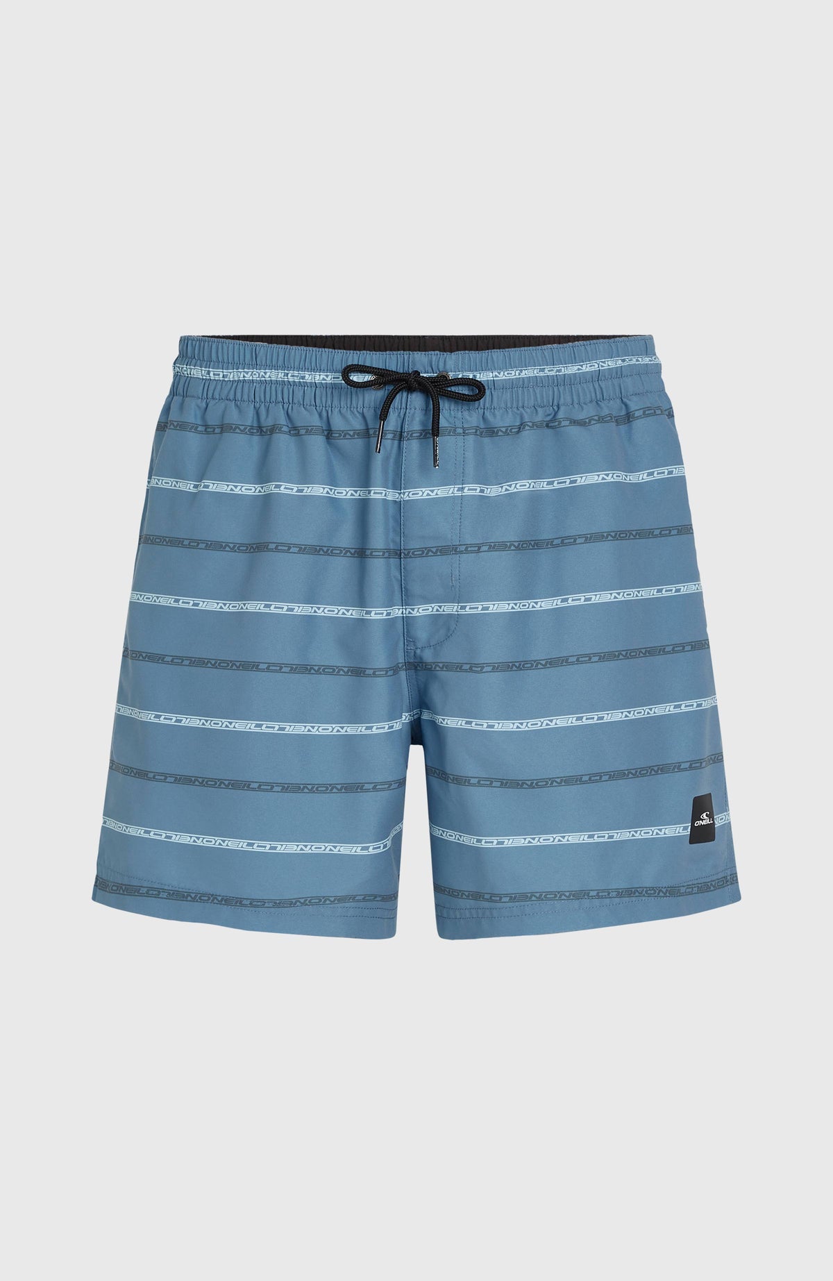 Blaue Cali First 15'' Badehose mit Streifenmuster in Weiß, freigestellt von vorne, Kordelzug am Bund