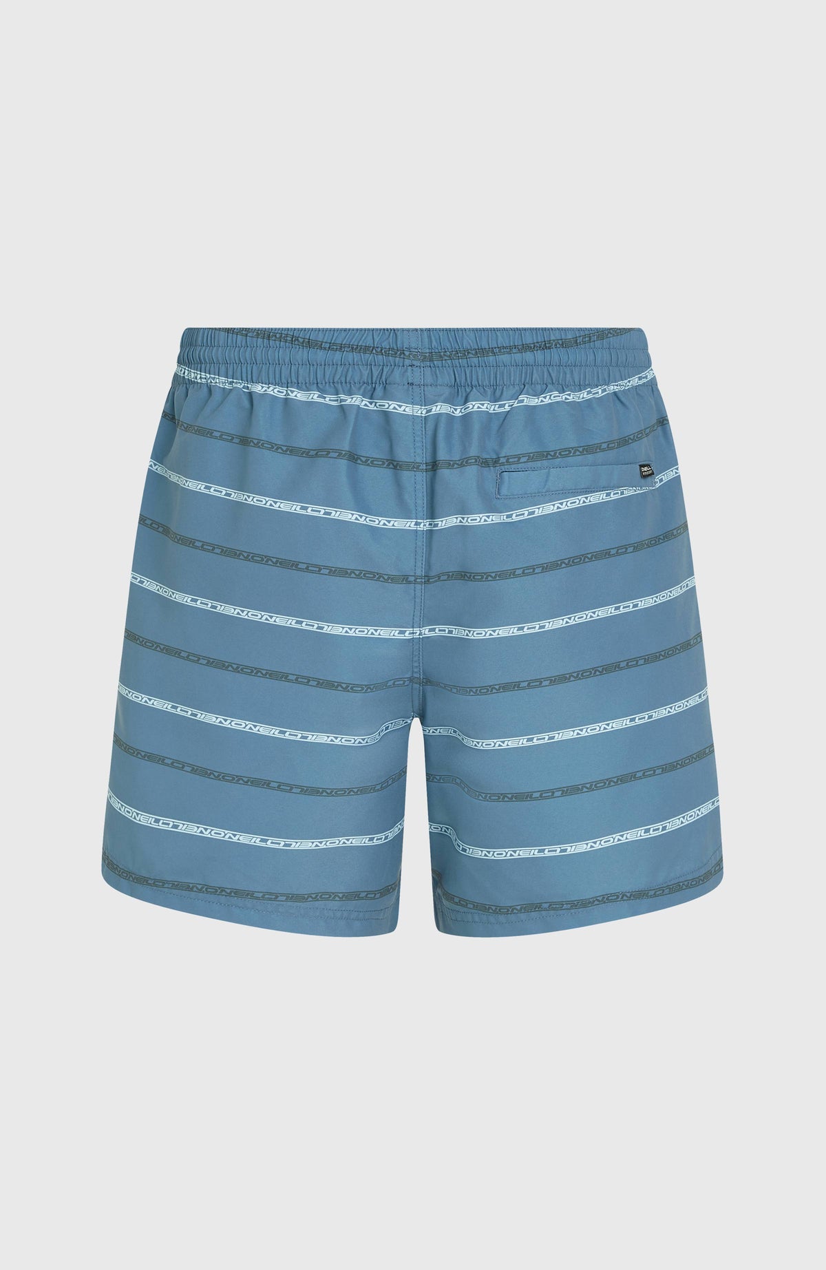 Blaue Cali First 15'' Badehose für Herren mit Streifenmuster in Weiß, freigestellt von hinten mit Gesäßtasche