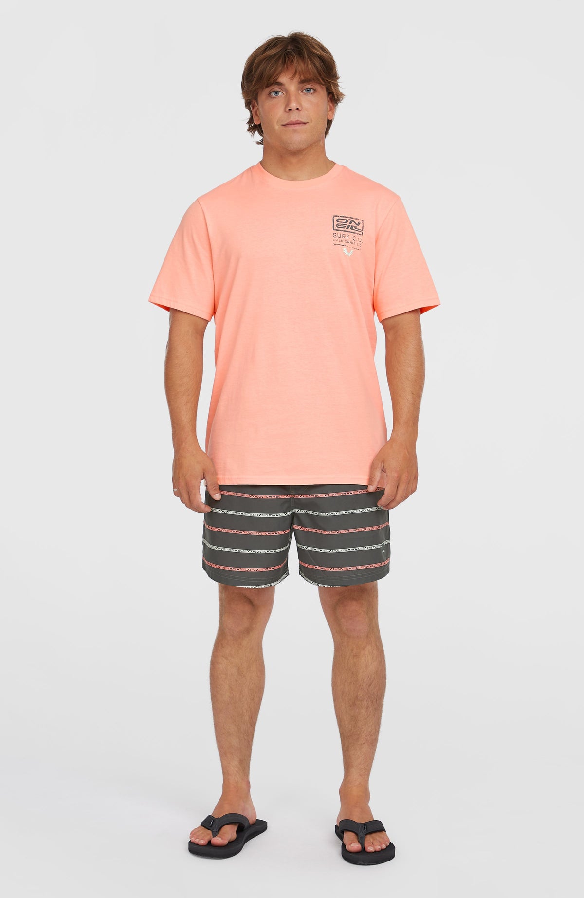 Cali First 15'' Badehose für Herren, grau mit Streifenmuster in Weiß und Rosa, Ganzkörperansicht am Model