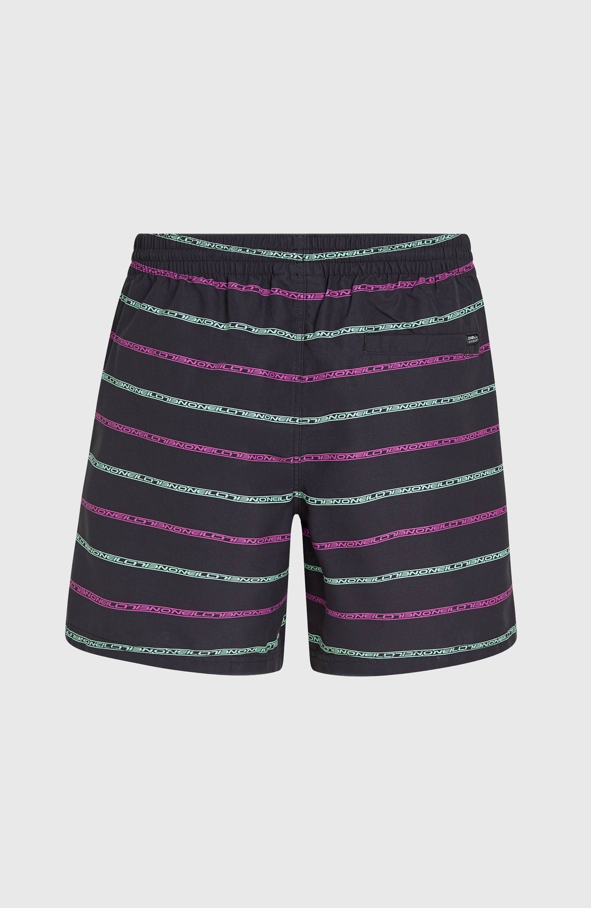 Schwarze Cali First 15'' Badehose mit Streifenmuster in Lila und Türkis, flach liegend von hinten mit Gesäßtasche