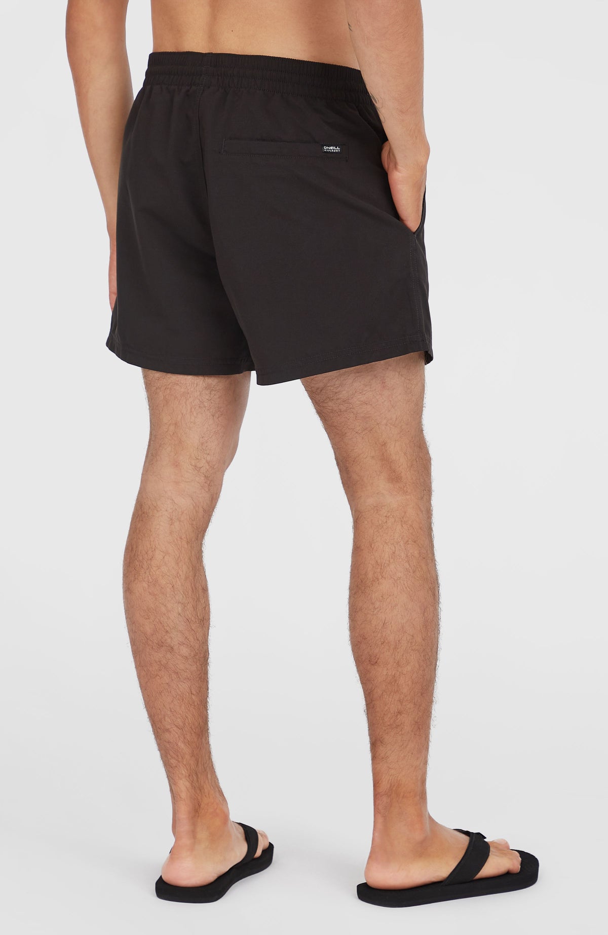 Retro 14'' Badehose für Herren, lila mit Logo-Print in Weiß, Rückansicht am Model mit Gesäßtasche