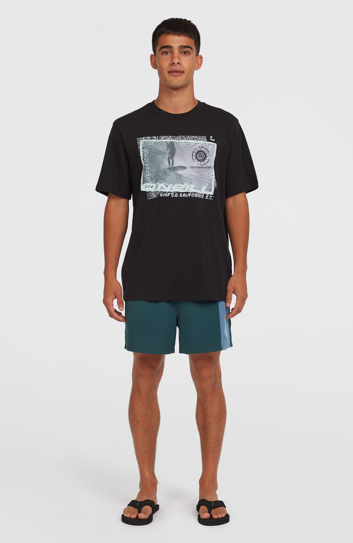 Retro 14'' Badehose für Herren, blau mit Logo-Print in Hellblau, Ganzkörperansicht von vorne am Model