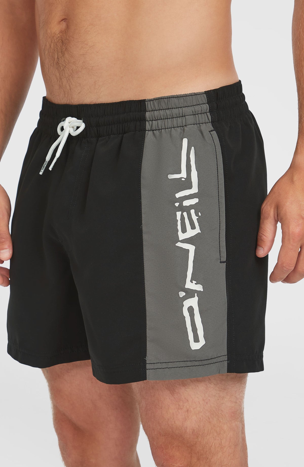 Retro 14'' Badehose für Herren, schwarz, Nahaufnahme der Seite mit grauem Panel und weißem Logo-Print