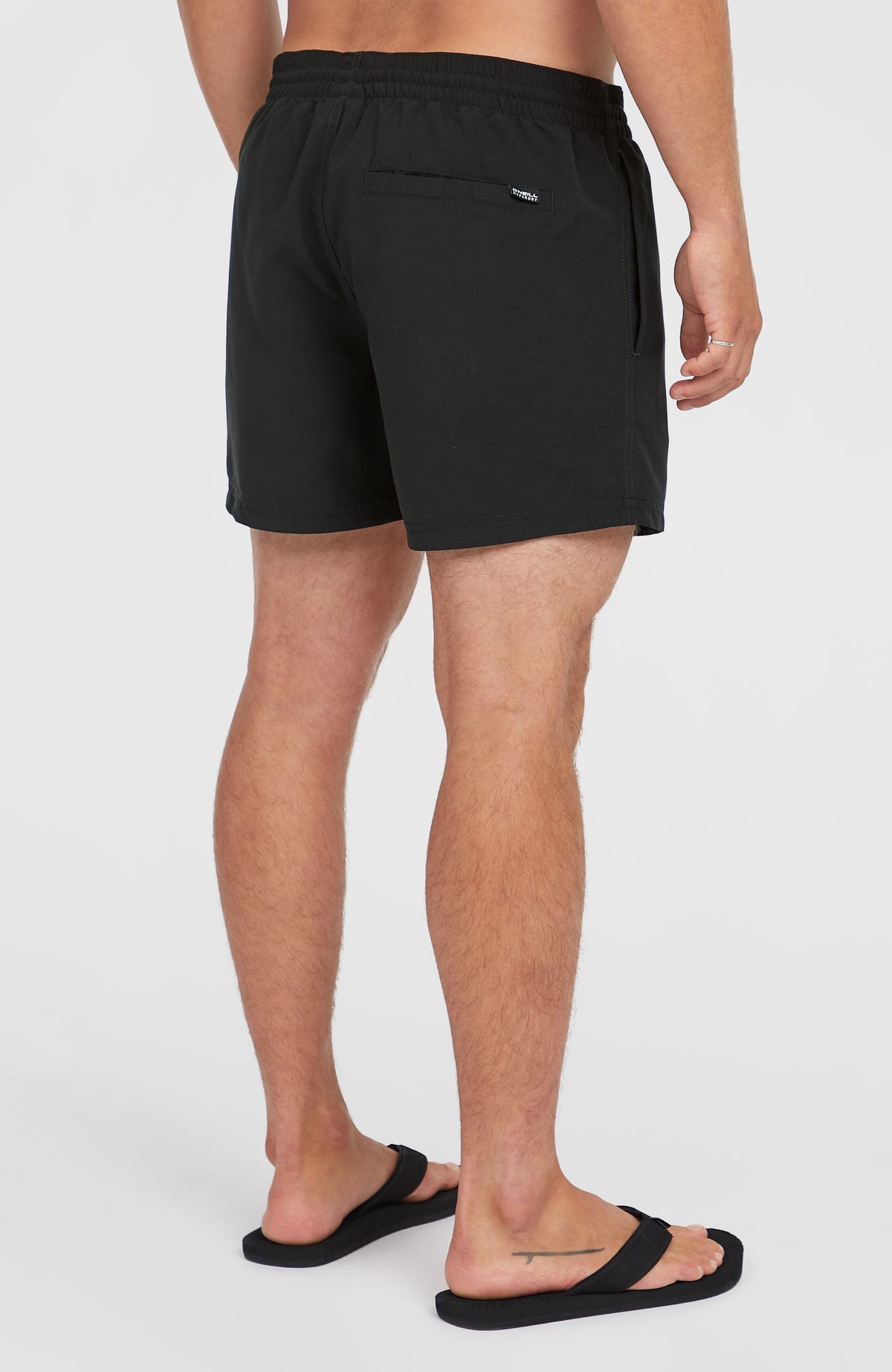 Retro 14'' Badehose für Herren, schwarz, Rückansicht getragen am Model mit elastischem Bund und Tasche