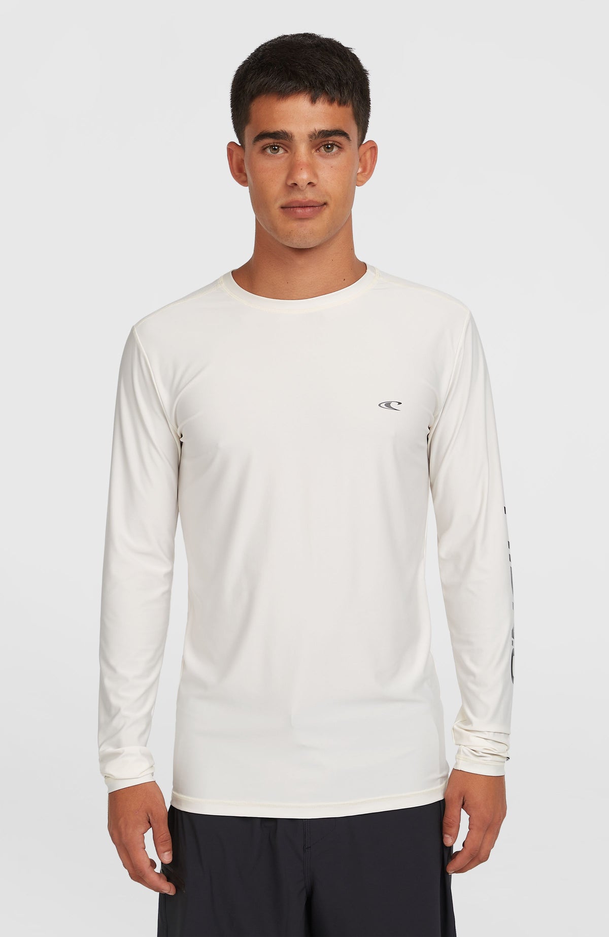 O'Neill Essentials Longsleeve-Schwimmshirt für Herren, weiß mit Logo-Print in Schwarz, Vorderansicht am Model