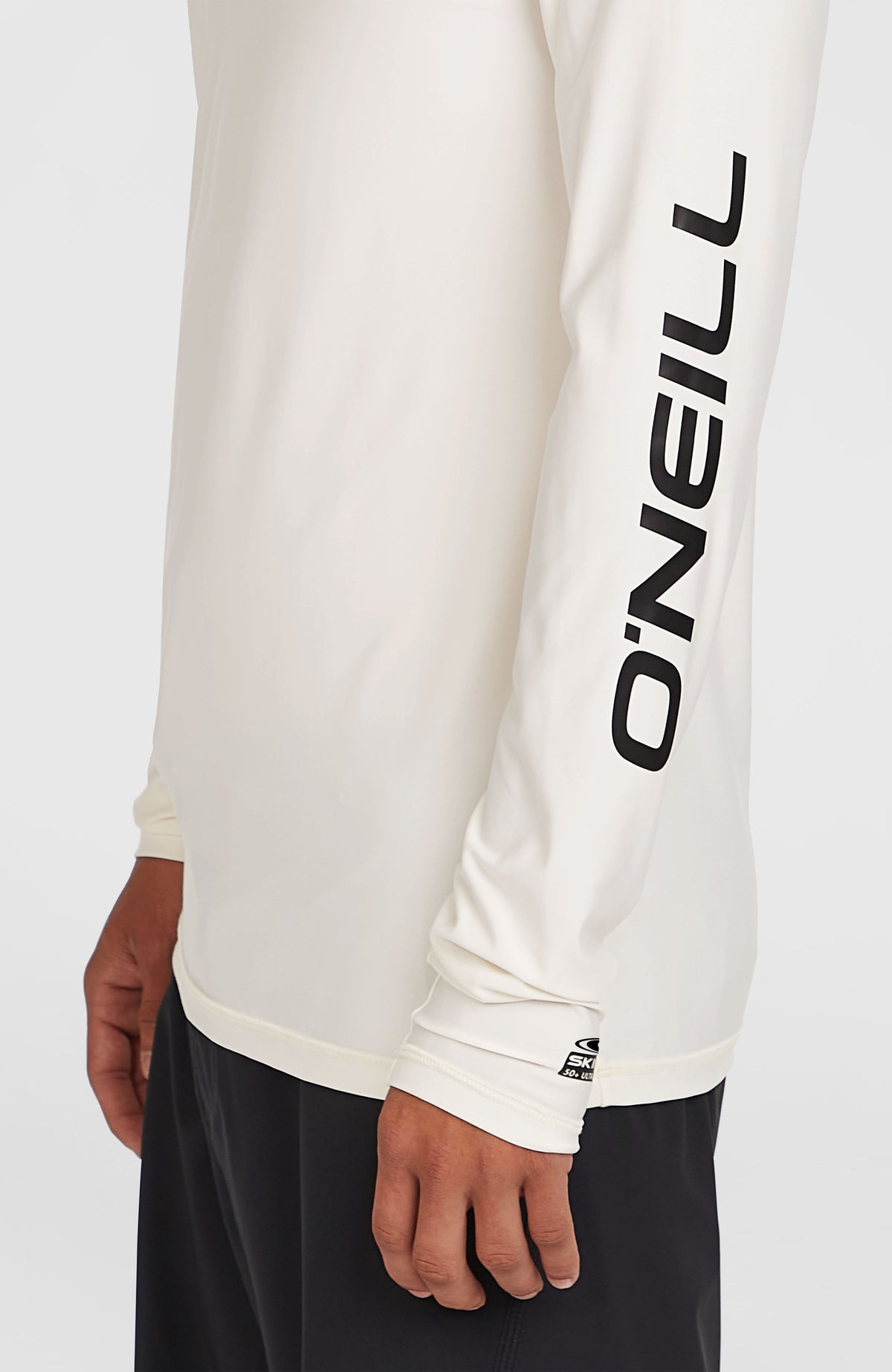 Essentials Longsleeve-Schwimmshirt für Herren, weiß, Nahaufnahme des Ärmels mit Logo-Print in Schwarz am Model