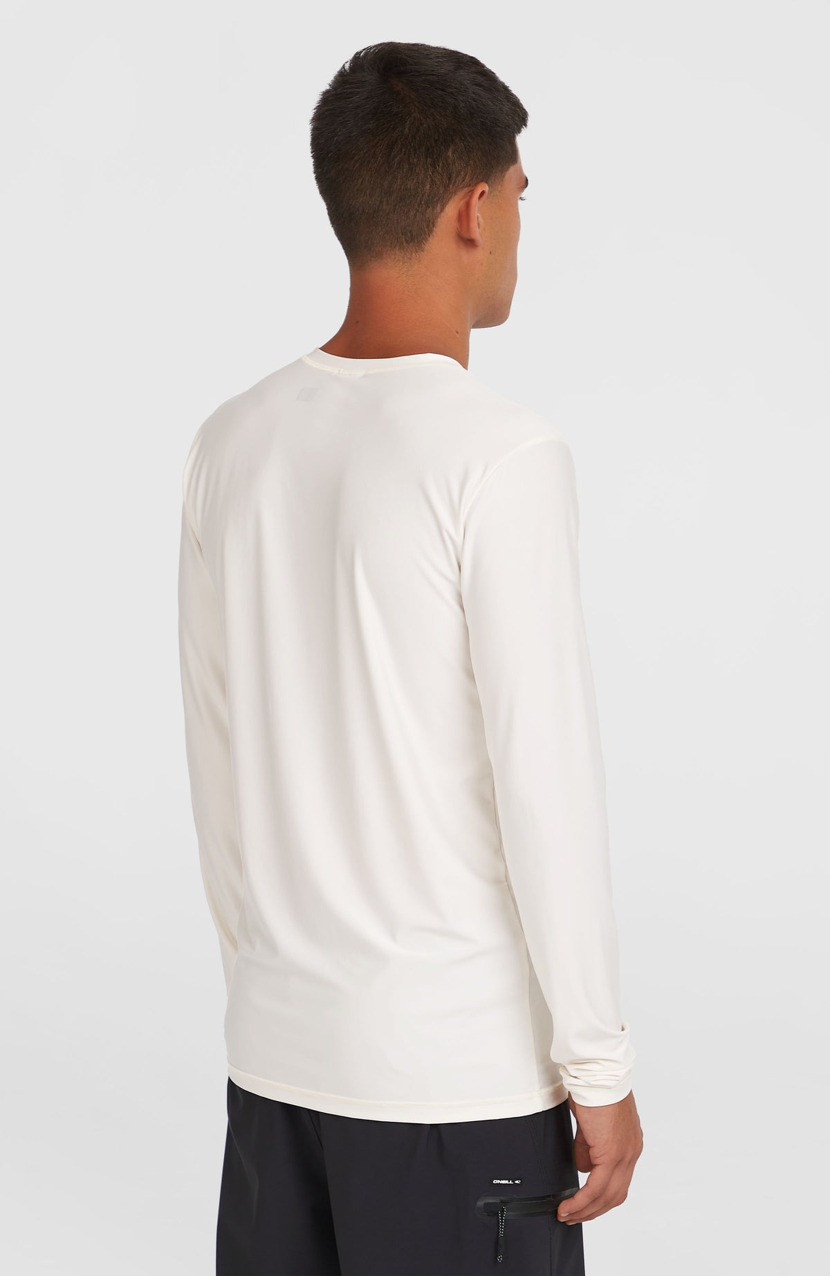 Essentials Longsleeve-Schwimmshirt für Herren, weiß mit Logo-Print in Schwarz, Rückansicht getragen am Model