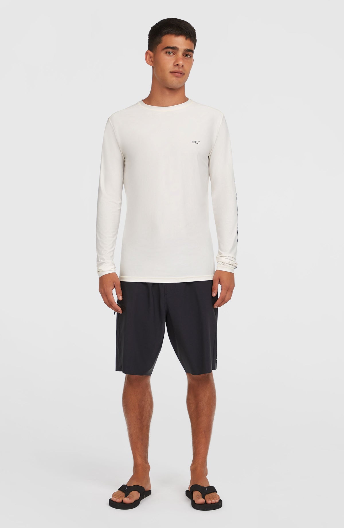 Essentials Longsleeve-Schwimmshirt für Herren, weiß mit Logo-Print in Schwarz, Ganzkörperansicht von vorne am Model