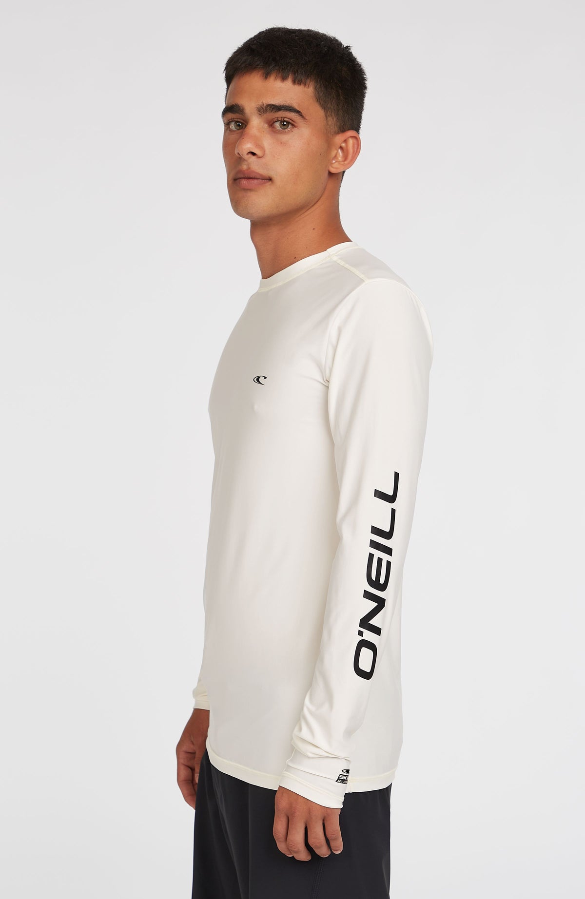 Essentials Longsleeve-Schwimmshirt für Herren, weiß mit Logo-Print in Schwarz, Halbprofilansicht getragen am Model