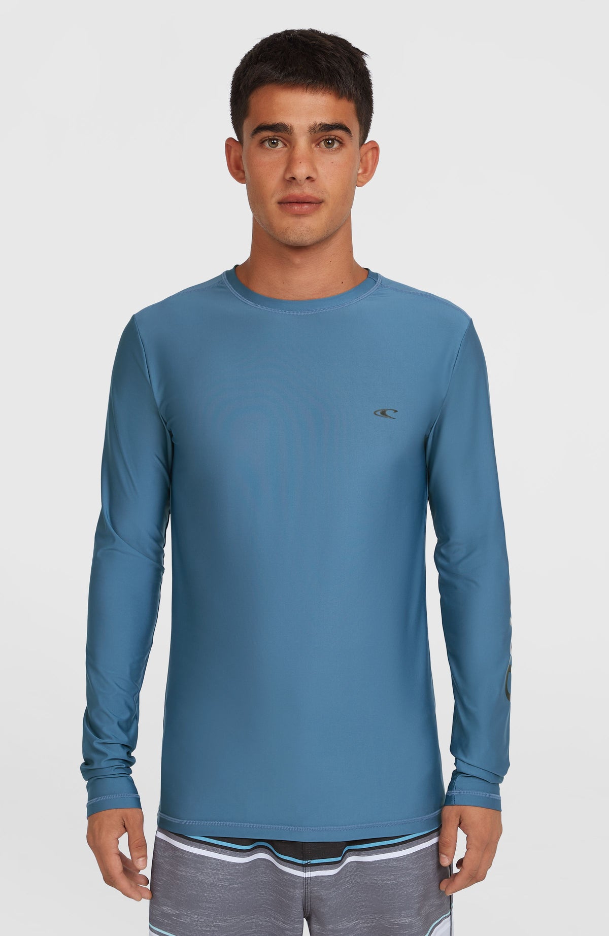 O'Neill Essentials Longsleeve-Schwimmshirt für Herren, blau mit Logo-Print in Schwarz, Vorderansicht am Model