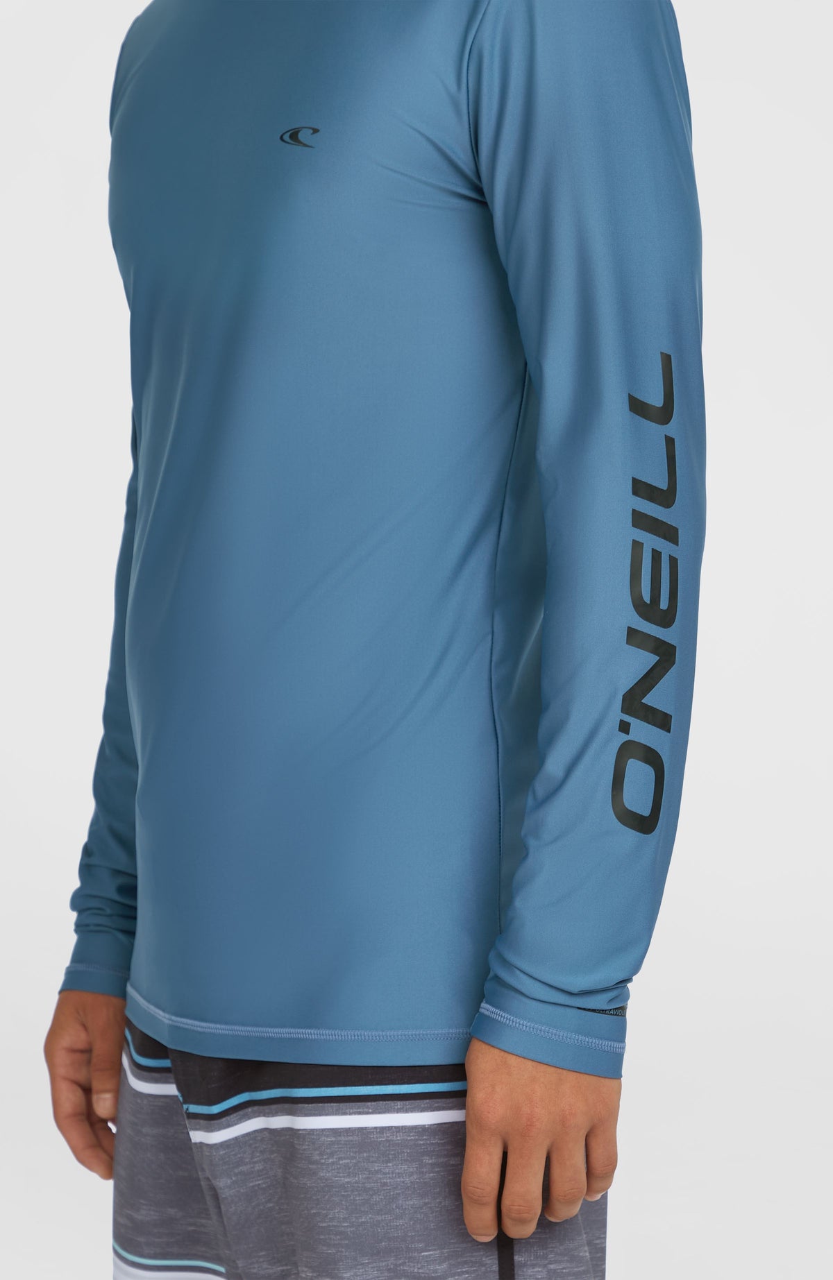 Essentials Longsleeve-Schwimmshirt für Herren, blau mit Logo-Print in Schwarz, Seitenansicht mit Schriftzug am Ärmel