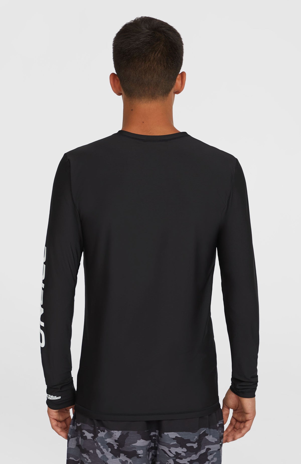 Essentials Longsleeve-Schwimmshirt für Herren, schwarz, Rückansicht am Model