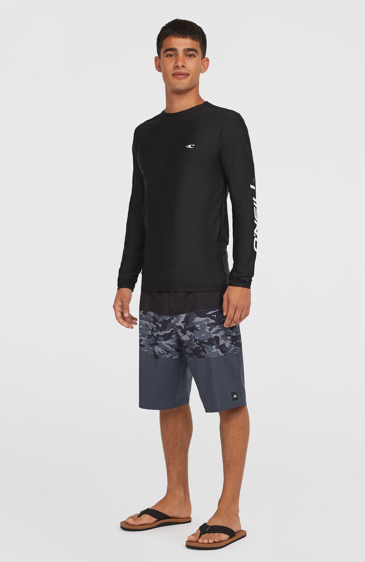 Essentials Longsleeve-Schwimmshirt für Herren, schwarz, Ganzkörperansicht am Model von schräg vorne