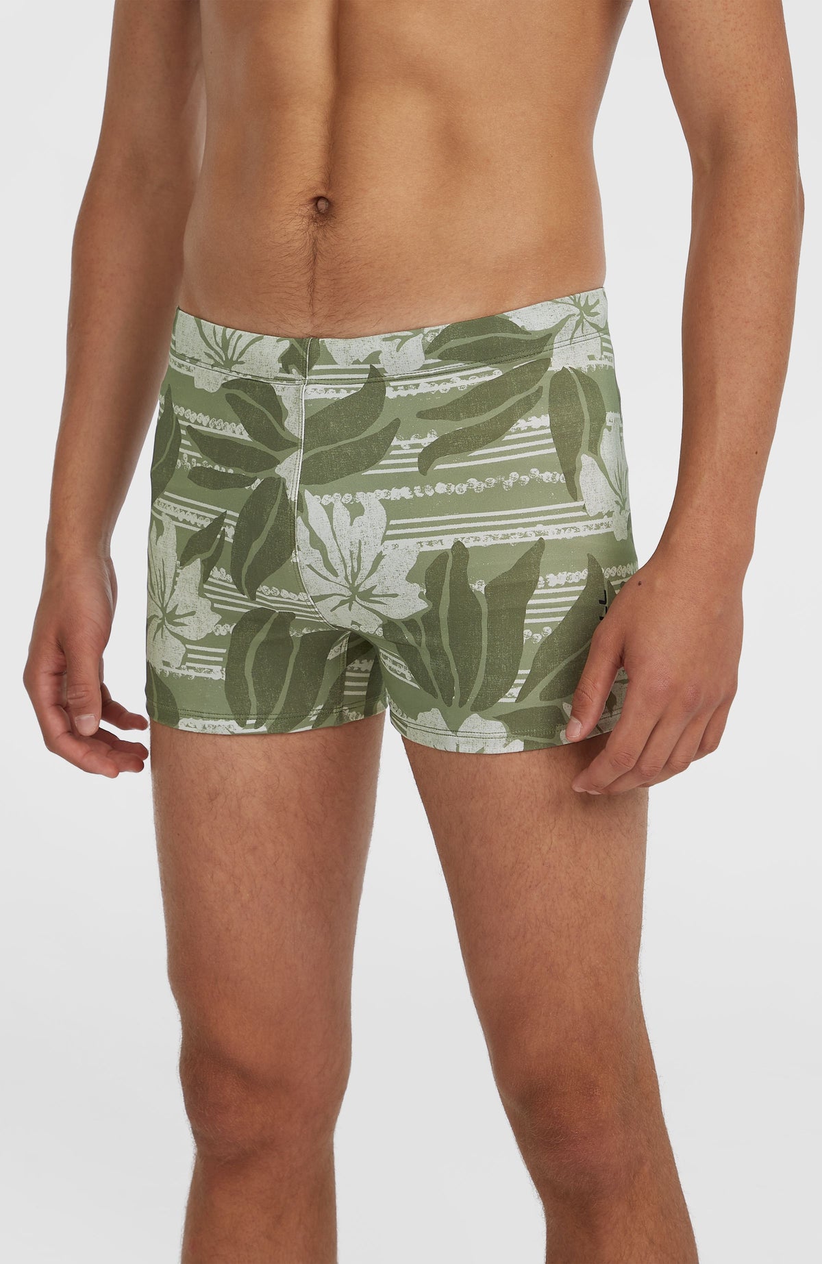 O'Neill Essentials Floral Racer Badehose für Herren, grün mit Blumenmuster in Weiß, Vorderansicht am Model