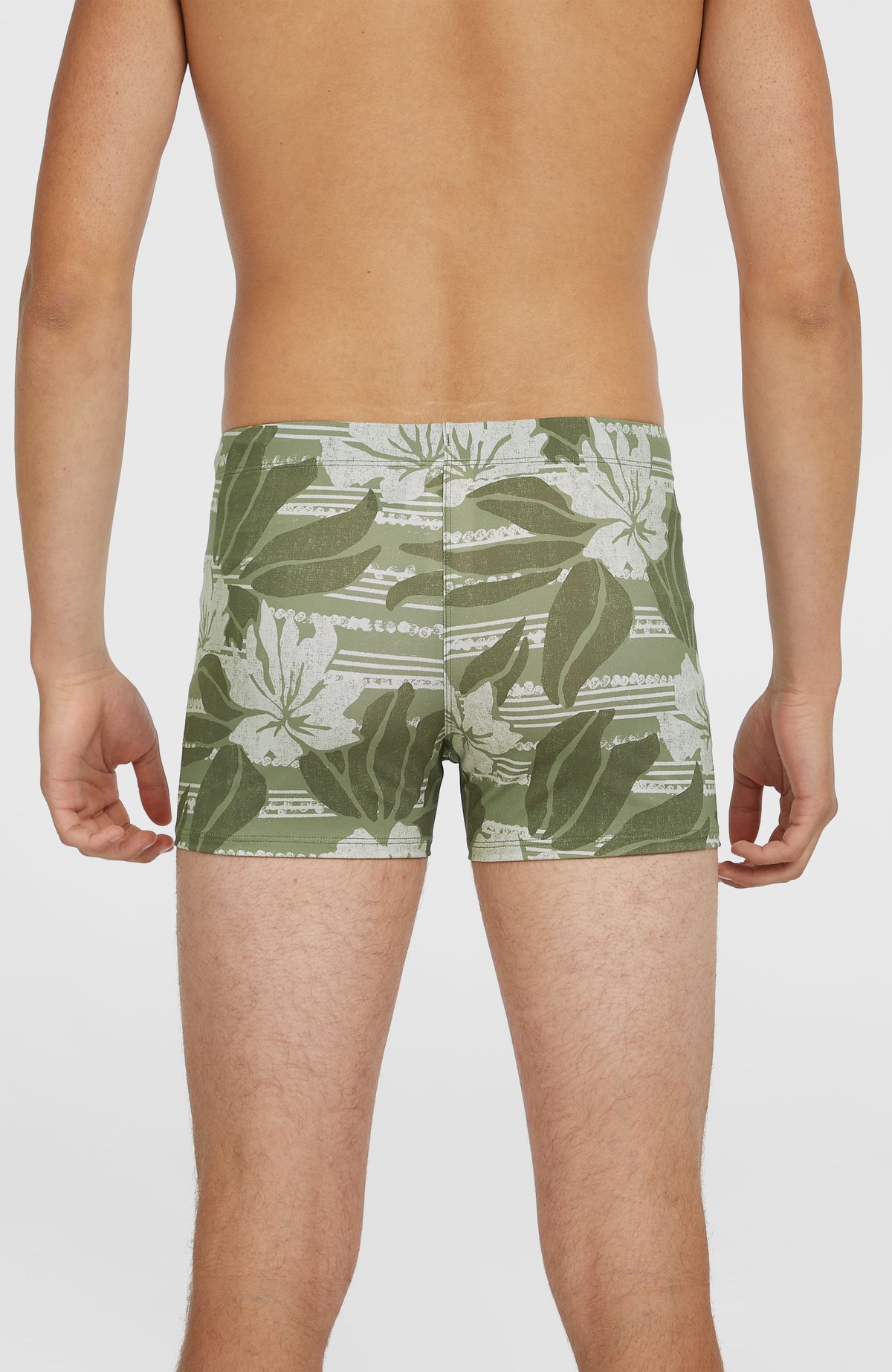 Essentials Floral Racer Badehose für Herren, grün mit Blumenmuster in Weiß, getragen am Model von hinten