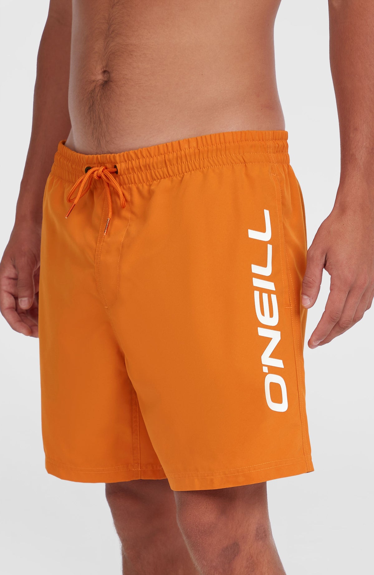 Cali 16'' Badehose für Herren, orange mit Logo-Print in Weiß, Nahaufnahme am Model mit Kordelzug