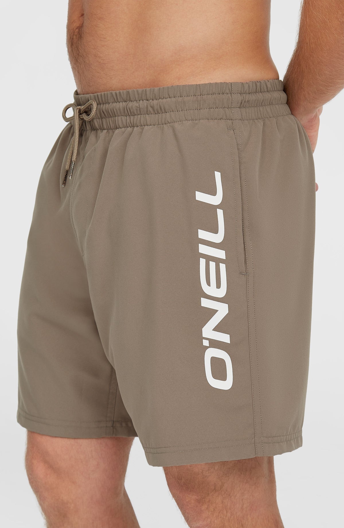 Cali 16'' Badehose für Herren, braun, Nahaufnahme der Seite mit weißem Logo-Print am Bein