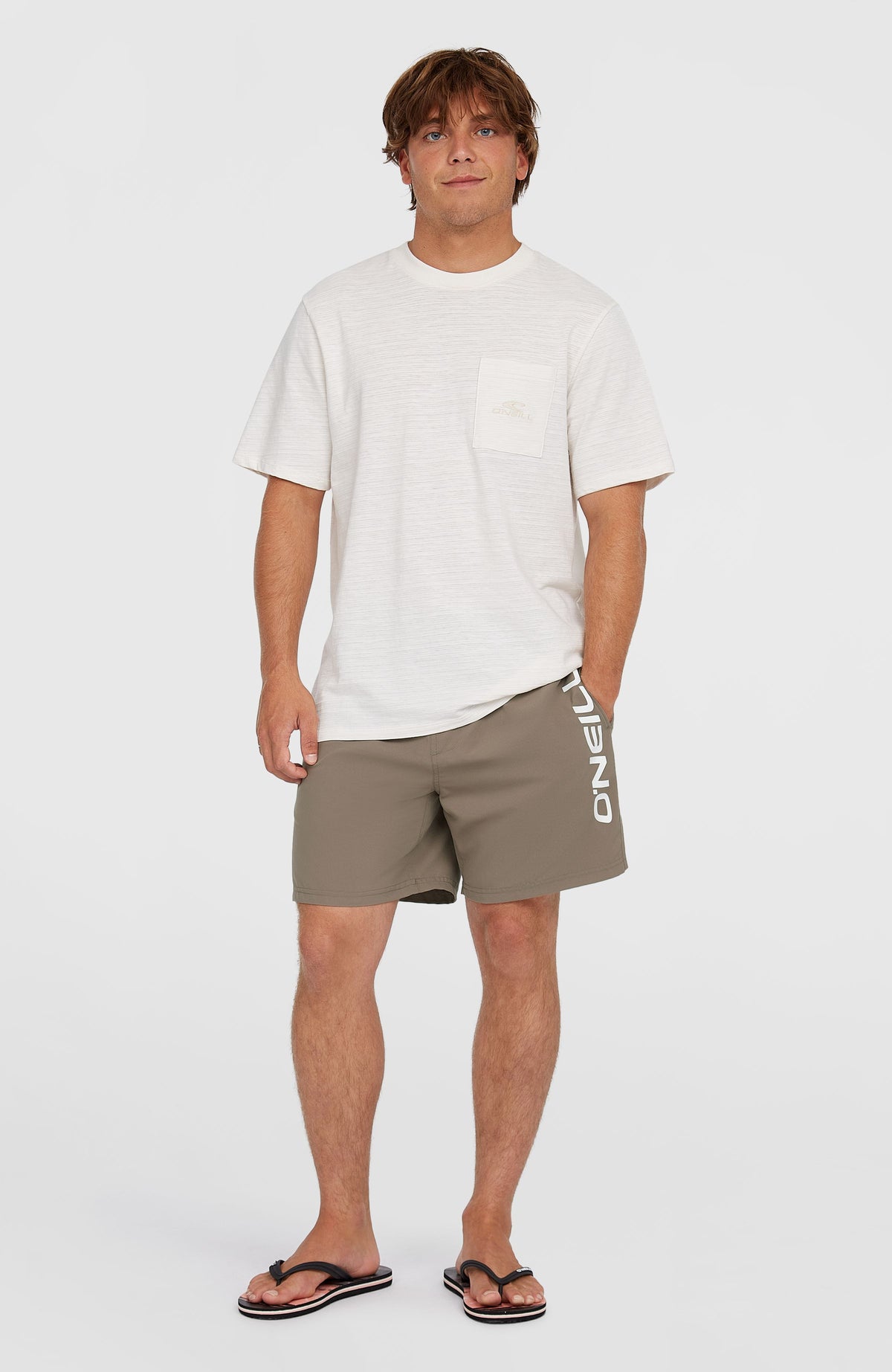 Cali 16'' Badehose für Herren, braun, Ganzkörperansicht am Model von vorne