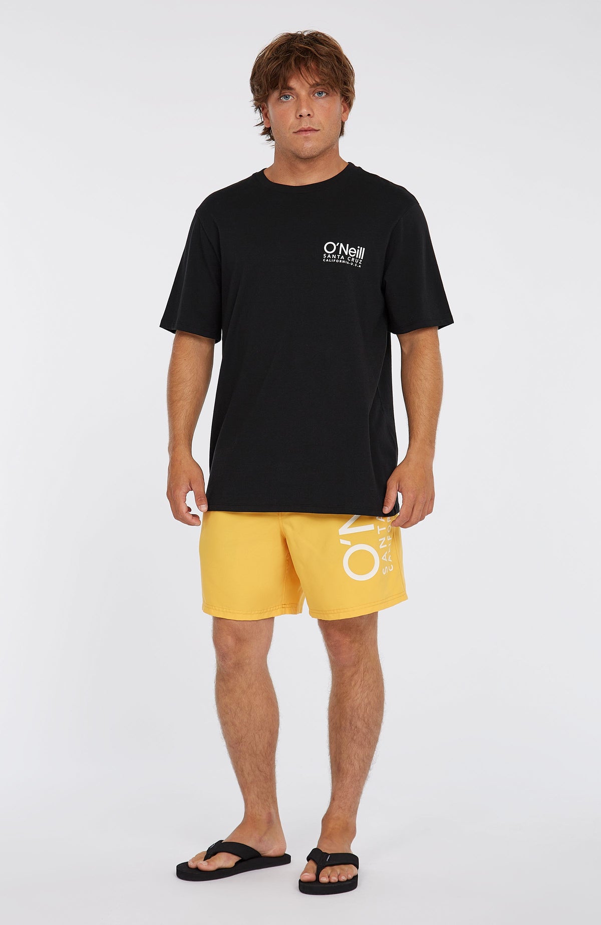 Original Cali 16'' Badehose für Herren, gelb mit Logo-Print in Weiß, Ganzkörperansicht getragen am Model