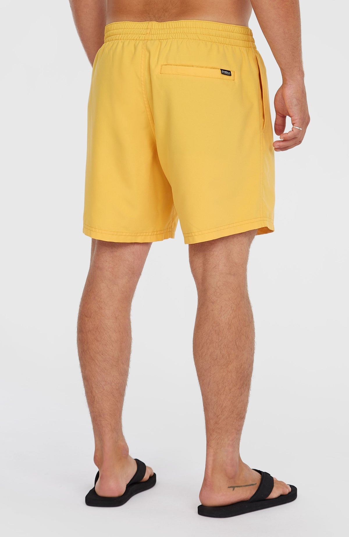 Original Cali 16'' Badehose für Herren, gelb, Rückansicht am Model mit Gesäßtasche und elastischem Bundsaum