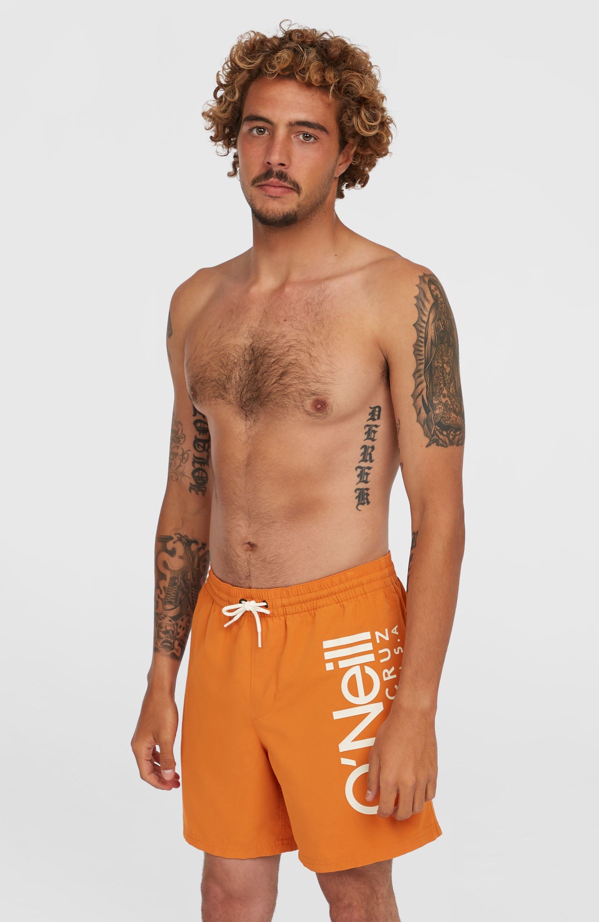 O'Neill Original Cali 16'' Badehose für Herren, orange mit Logo-Print in Weiß, getragen am Model, Vorderansicht