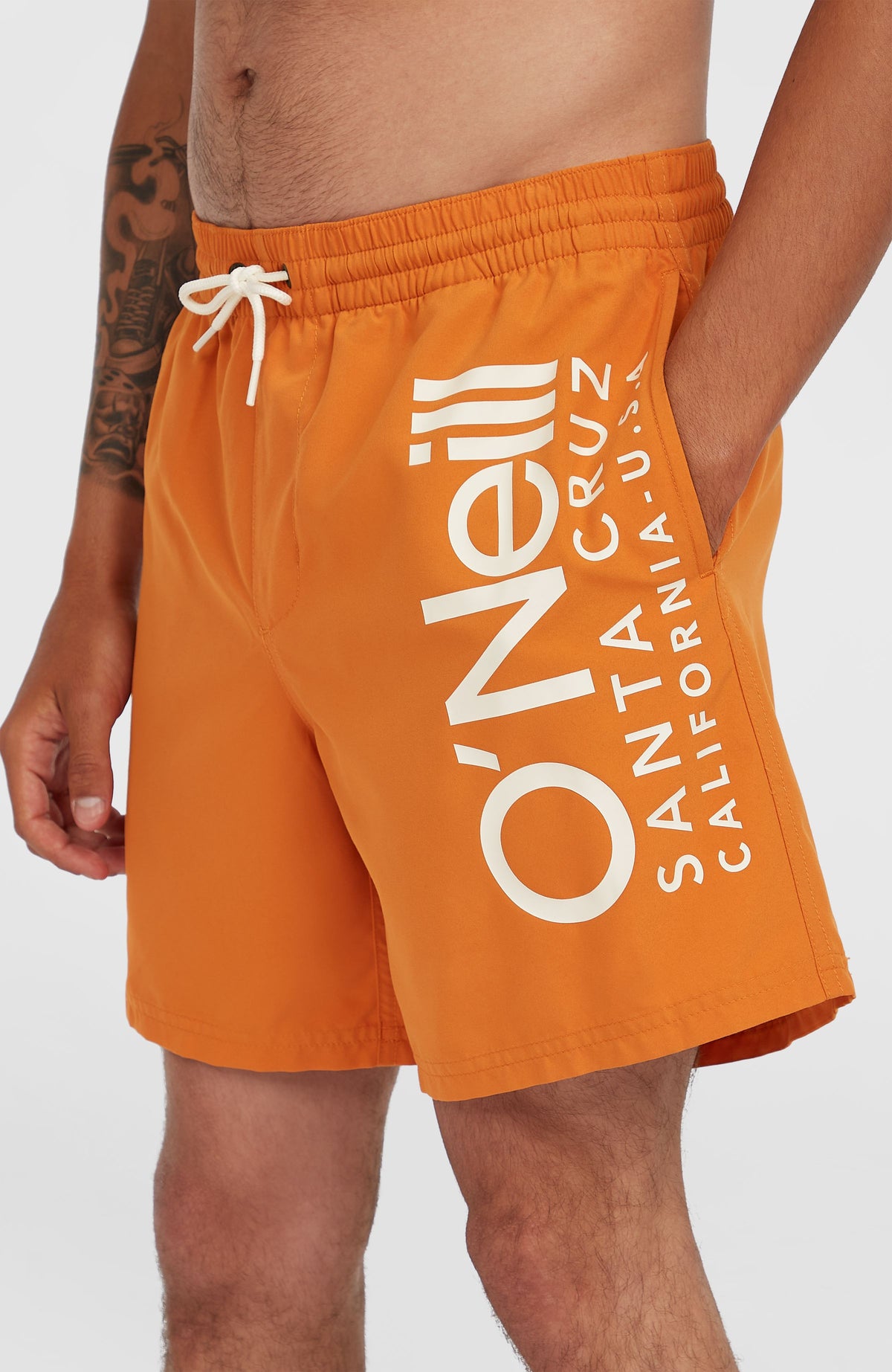 Original Cali 16'' Badehose für Herren, orange mit Logo-Print in Weiß, Nahaufnahme von Hosenbein und Seitentasche