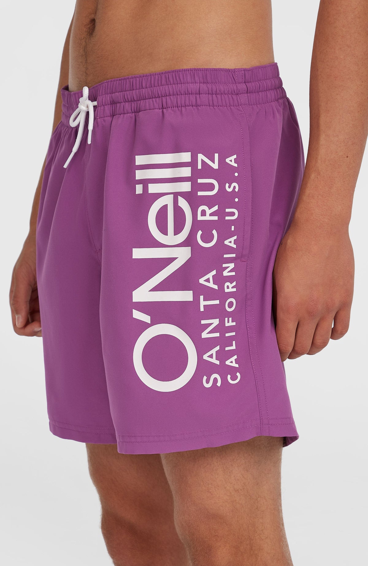 Original Cali 16'' Badehose für Herren, lila mit Logo-Print in Weiß, Nahaufnahme von der Seite am Model