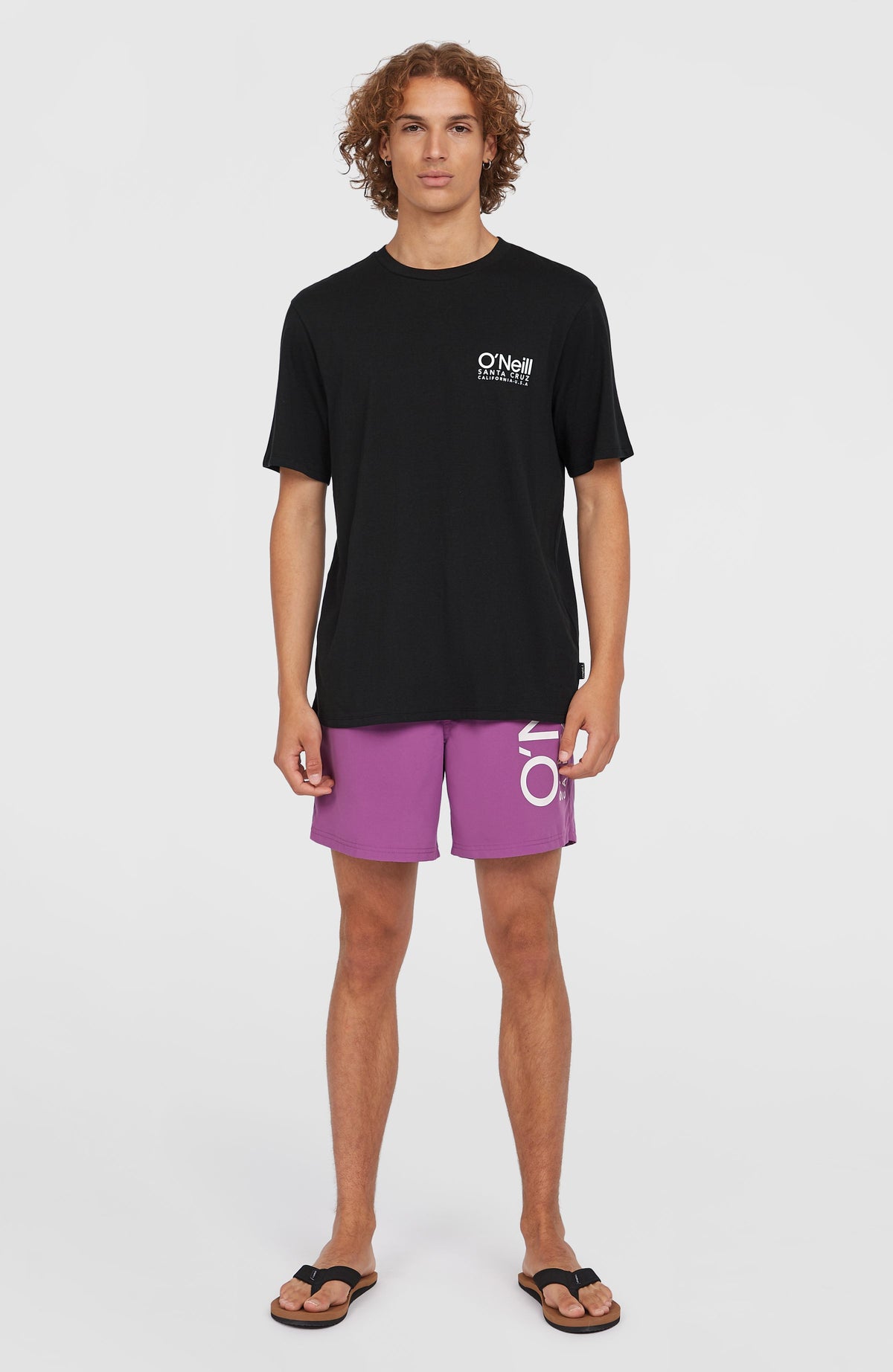 Original Cali 16'' Badehose für Herren, lila mit Logo-Print in Weiß, getragen am Model in Ganzkörperansicht