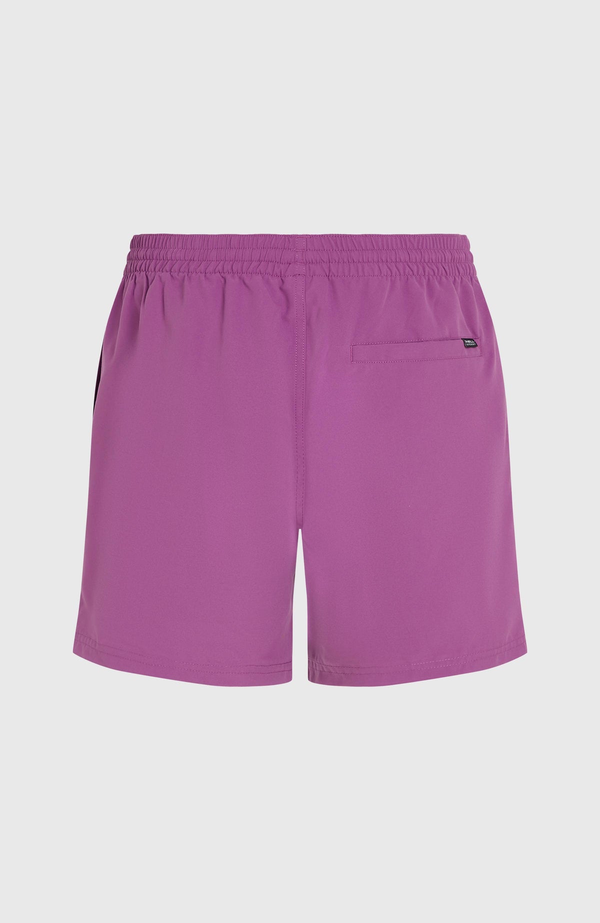 Original Cali 16'' Badehose für Herren, lila mit Logo-Print in Weiß, freigestellt von hinten mit Gesäßtasche