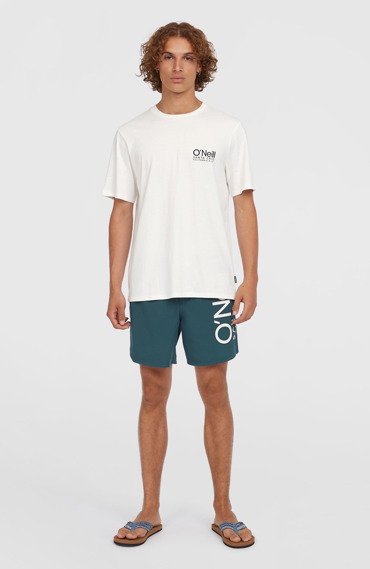 Original Cali 16'' Badehose für Herren, blau mit Logo-Print in Weiß, Gesamtansicht am Model