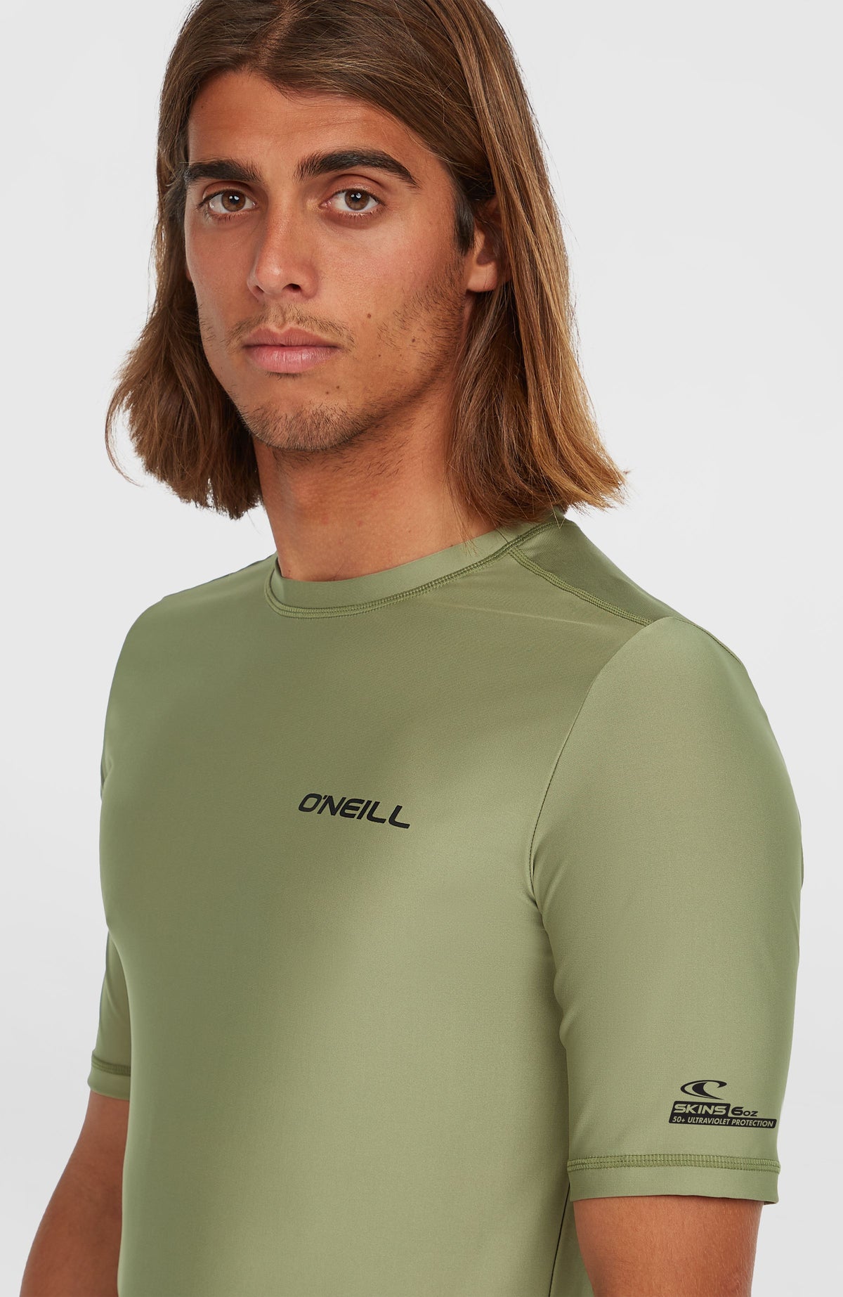 Essentials Shortsleeve-Schwimmshirt für Herren, grün, Nahaufnahme am Model mit Logo-Print auf der Vorderseite