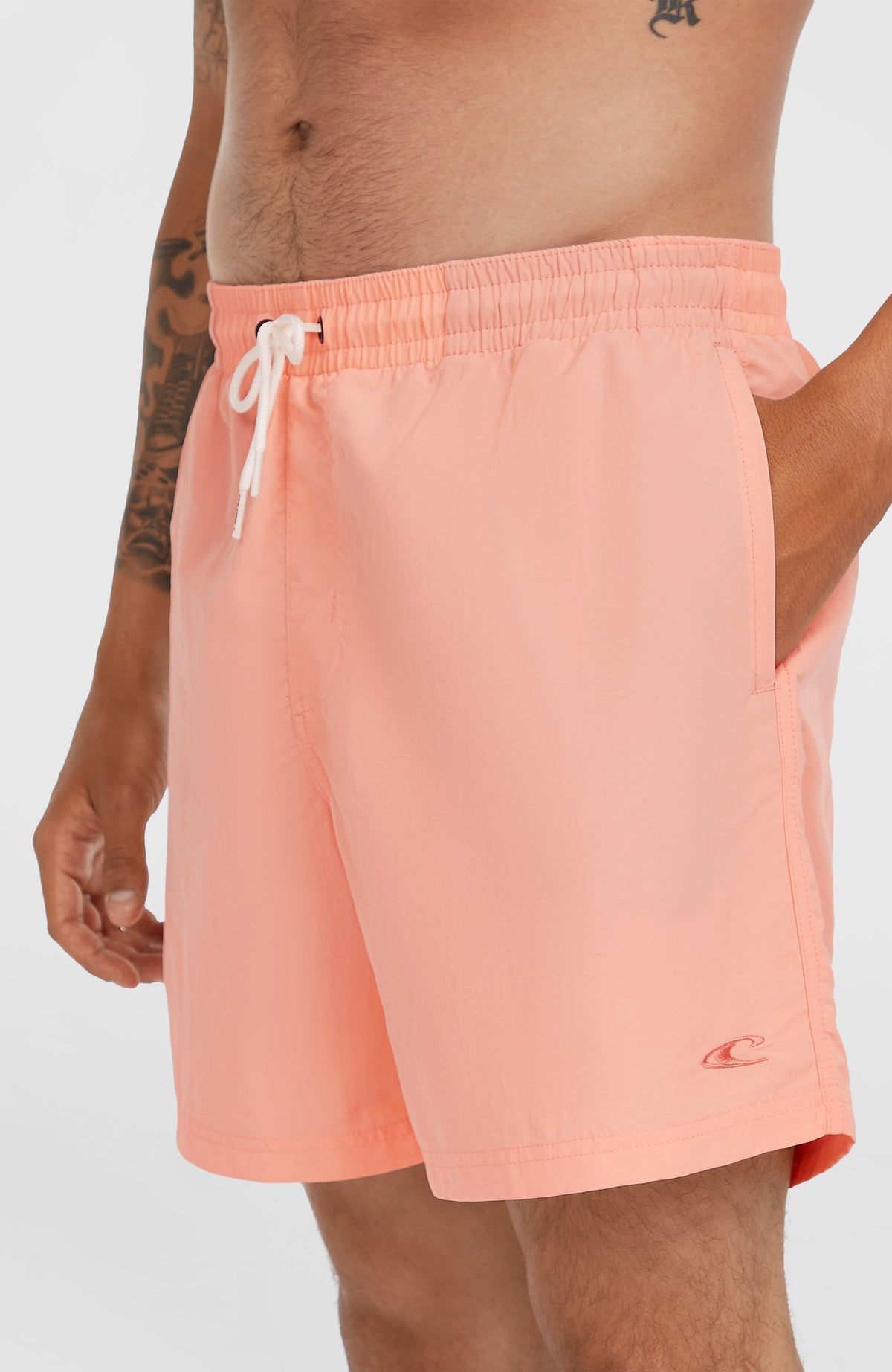 Vert 16'' Badehose, pink, Nahaufnahme von der Seite am Model mit Seitentasche und Logo-Stick