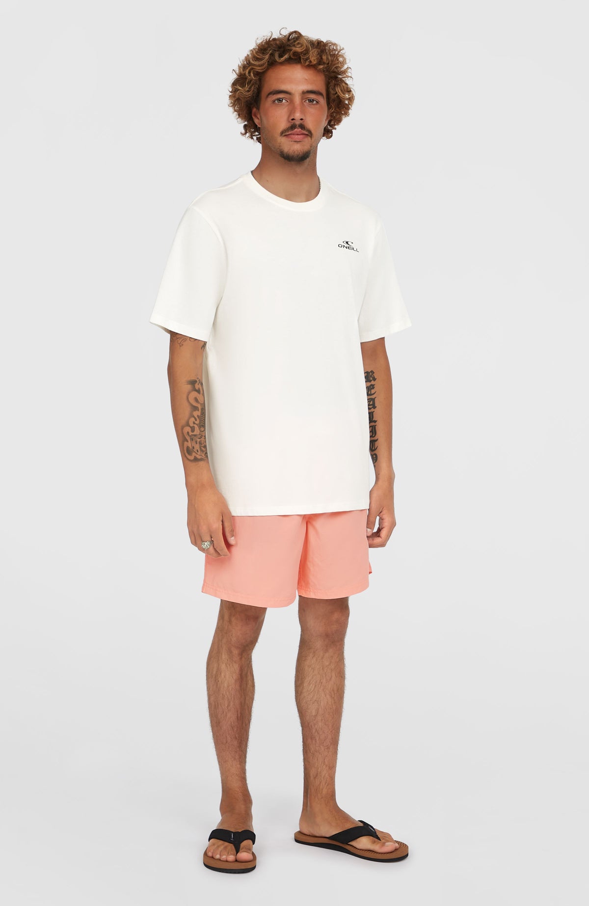 Vert 16'' Badehose für Herren, pink, Ganzkörperansicht von vorne getragen am Model