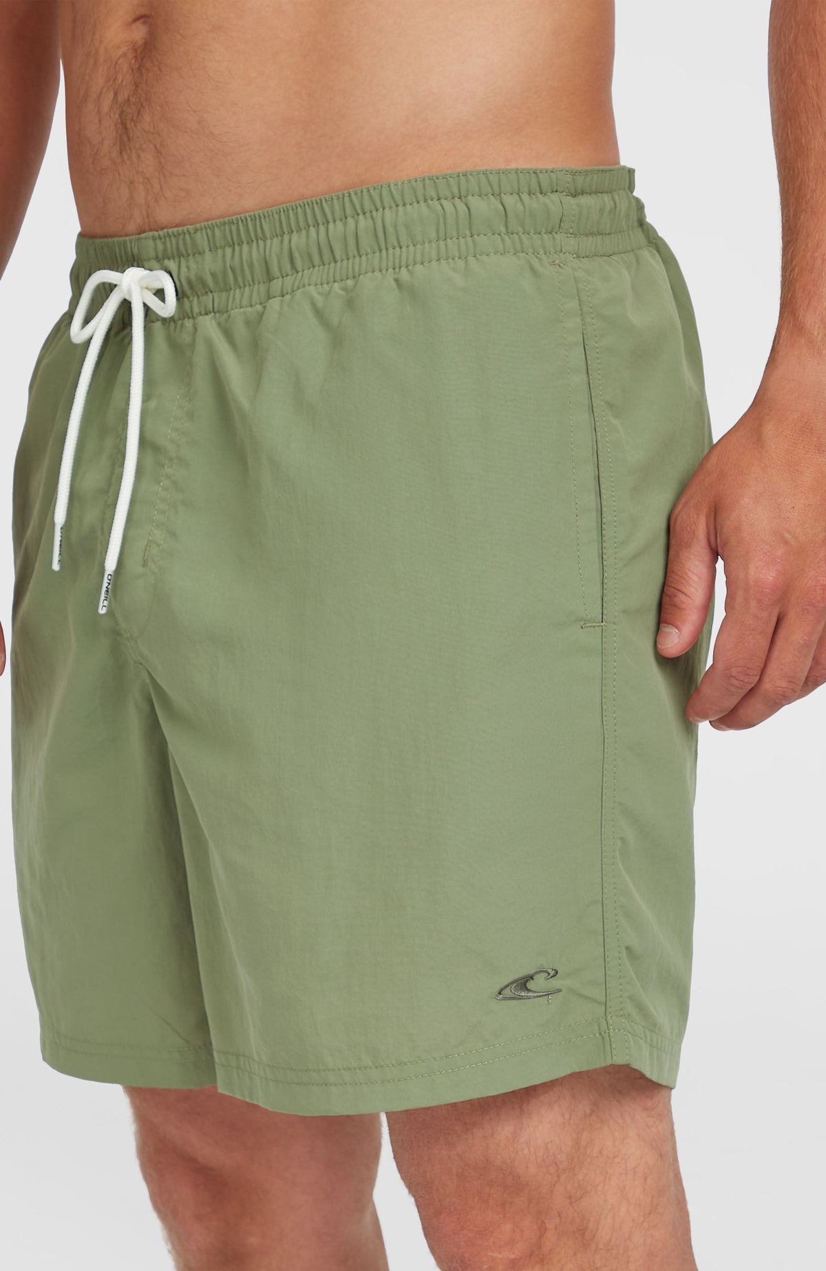 Grüne Vert 16'' Badehose für Herren, Nahaufnahme am Model mit elastischem Bund, Kordelzug und Seitentasche