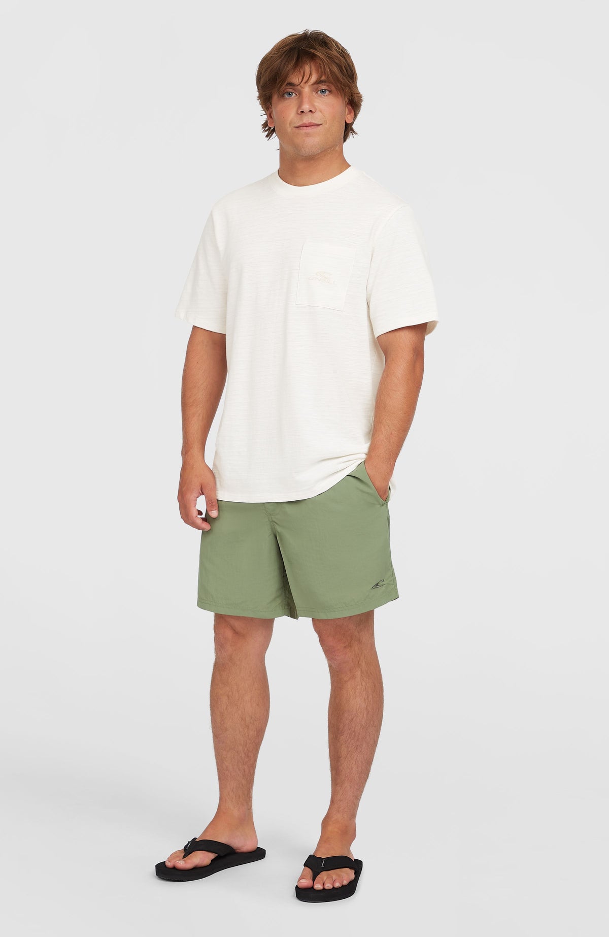 Vert 16'' Badehose für Herren, grün, Ganzkörperansicht am Model von vorne, kombiniert mit weißem T-Shirt