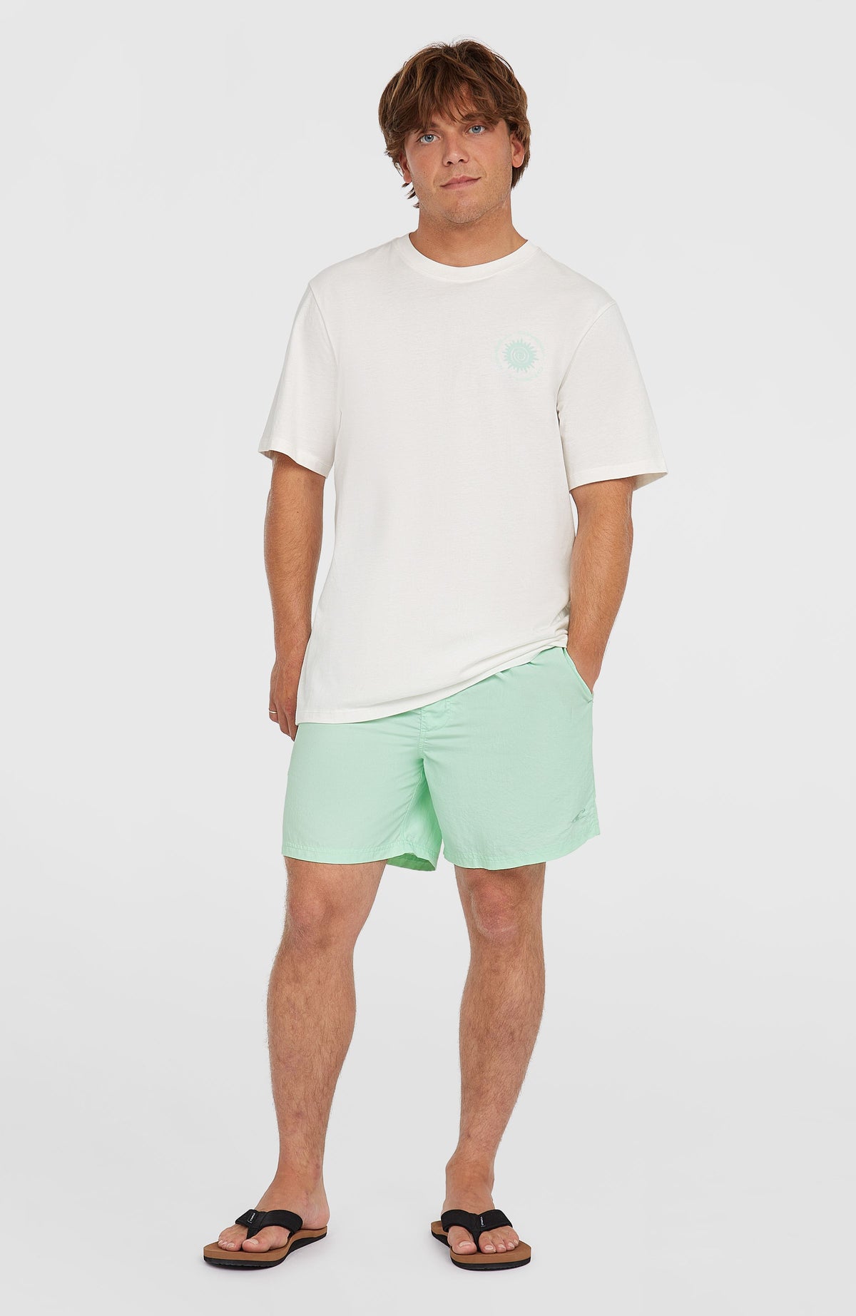 Vert 16'' Badehose für Herren, grün, Ganzkörperansicht von vorne am Model, kombiniert mit weißem T-Shirt