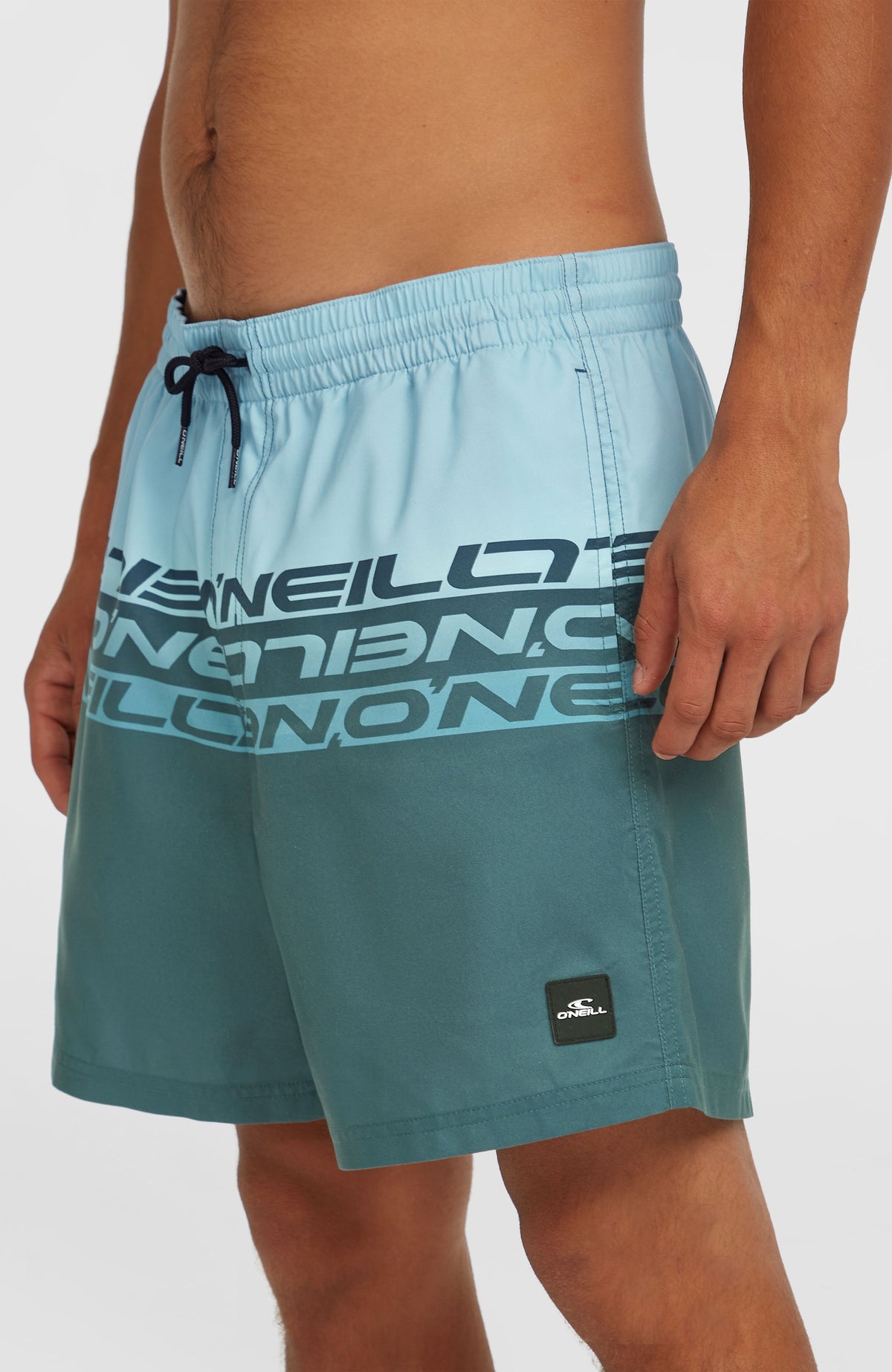 Cali Stripe 16'' Badehose für Herren, blau mit Logo-Print in Blau, Nahaufnahme von Bund und Kordelzug am Model