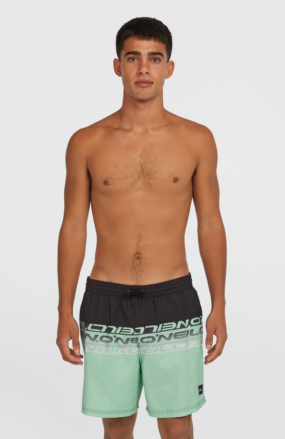 O'Neill Cali Stripe 16'' Badehose für Herren, grün mit Logo-Print in Schwarz, Vorderansicht getragen am Model